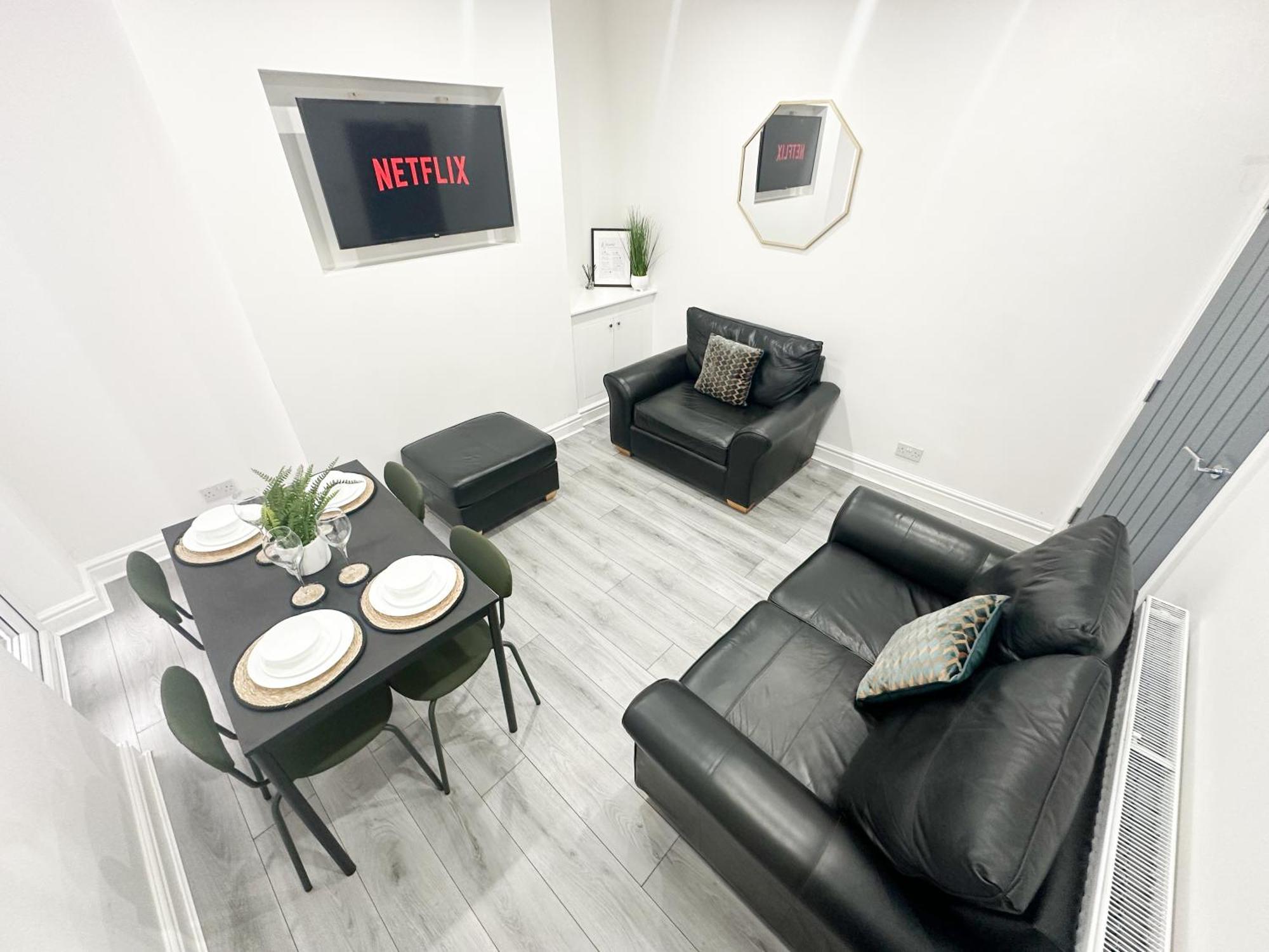 Holiday home Modern & Spacious, 4 Bedroom , 9ppl Free Wifi & Parking Liverpool