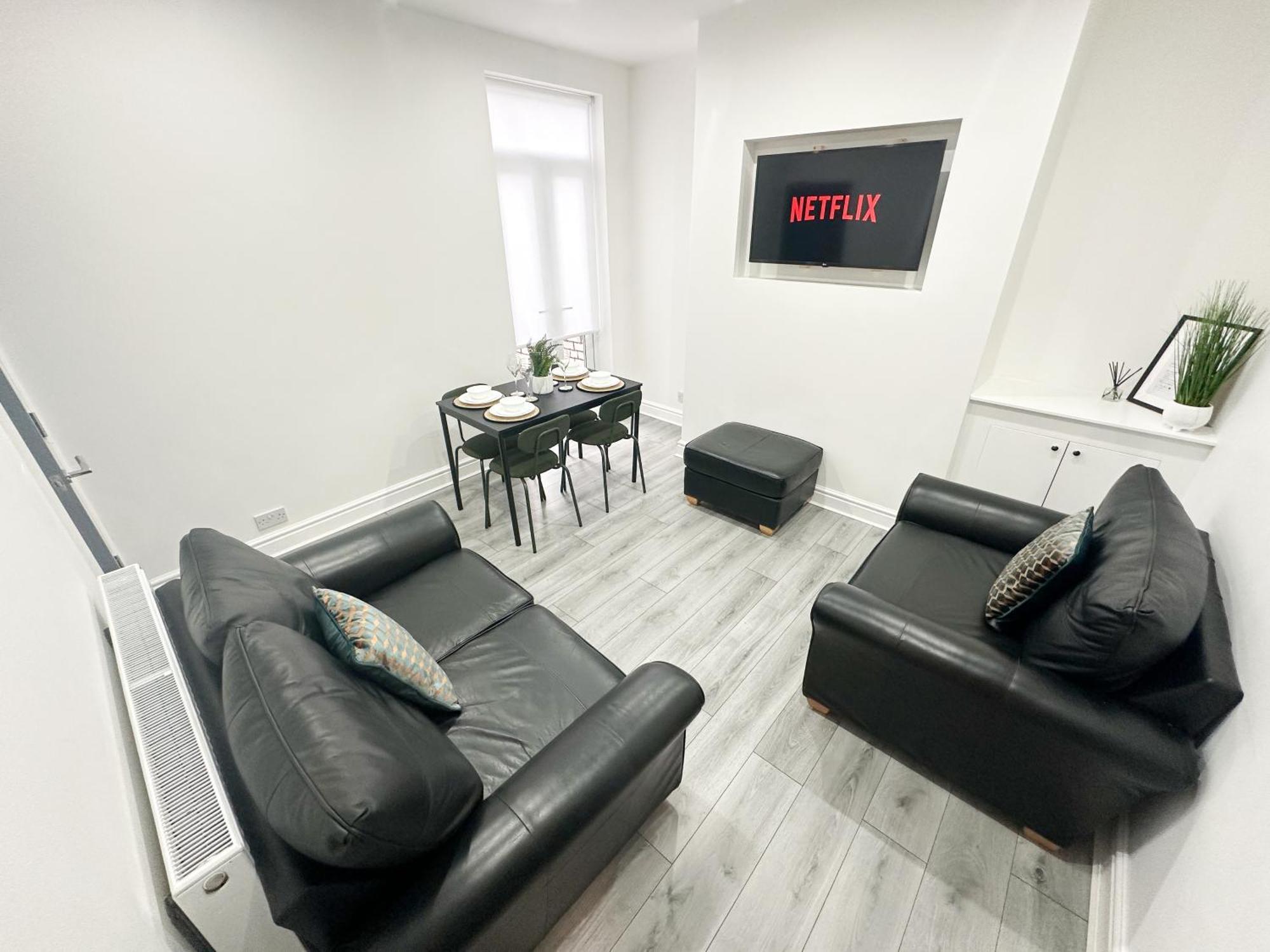 Modern & Spacious, 4 Bedroom , 9ppl Free Wifi & Parking * Liverpool