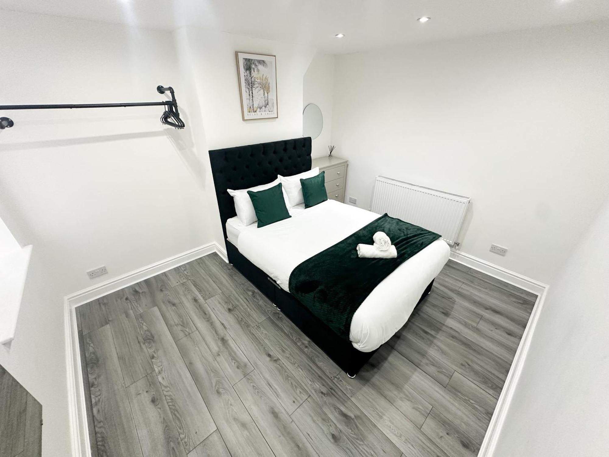 Modern & Spacious, 4 Bedroom , 9ppl Free Wifi & Parking Holiday home Liverpool