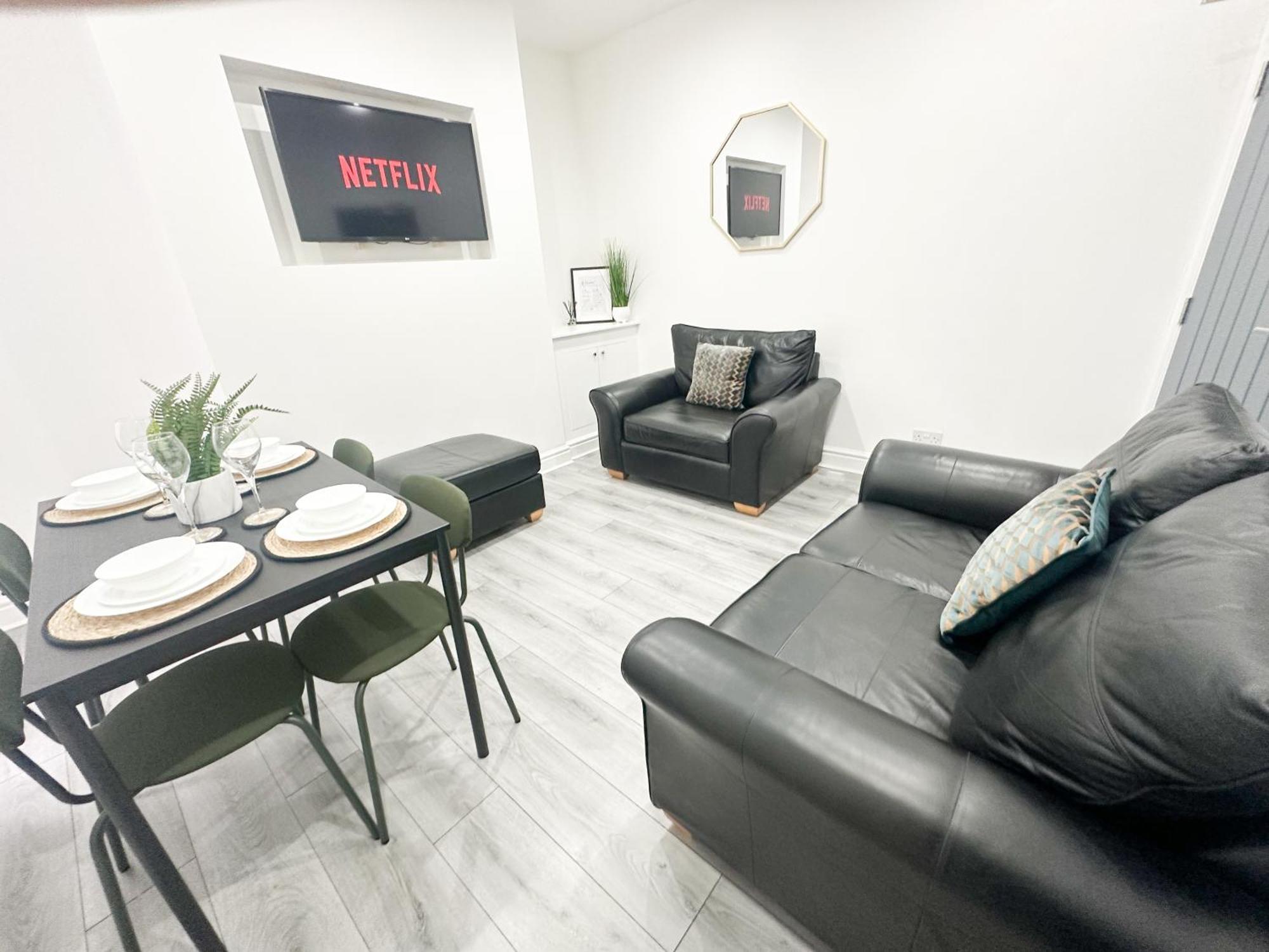 Modern & Spacious, 4 Bedroom , 9ppl Free Wifi & Parking Holiday home