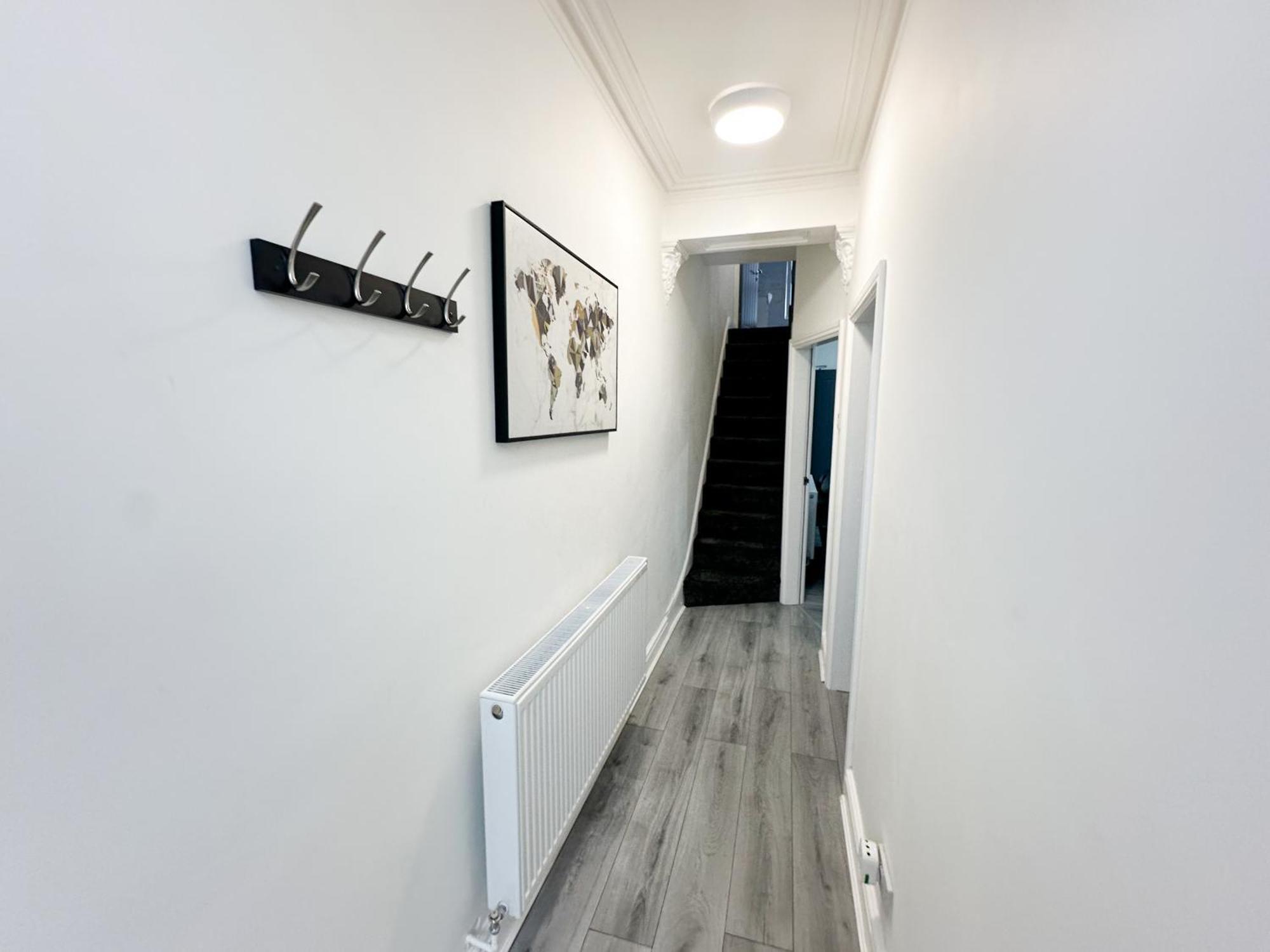 Modern & Spacious, 4 Bedroom , 9ppl Free Wifi & Parking *