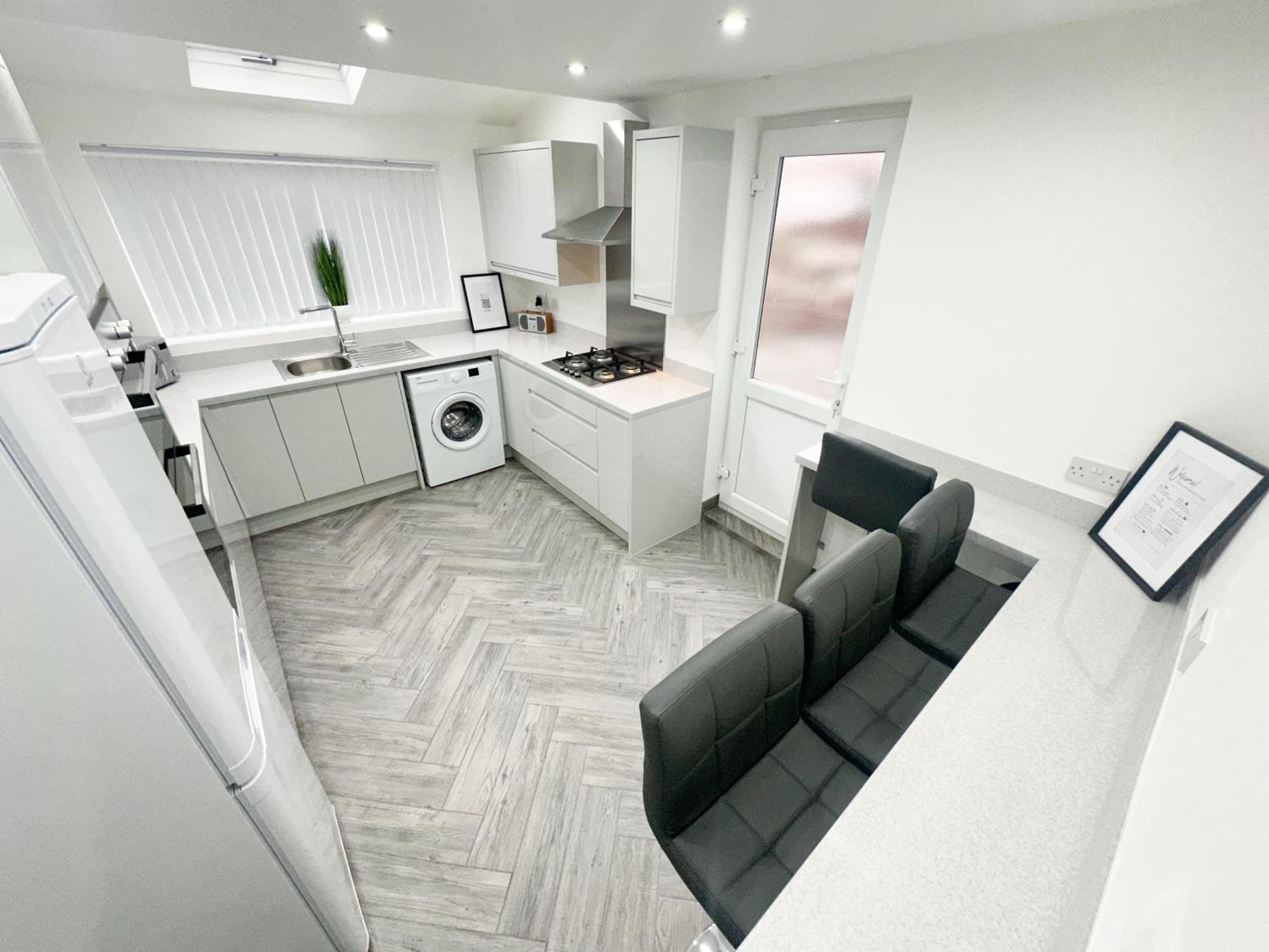Modern & Spacious, 4 Bedroom , 9ppl Free Wifi & Parking Holiday home *