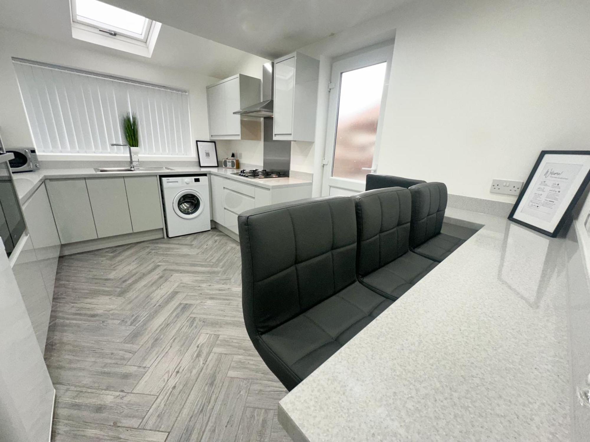 Holiday home Modern & Spacious, 4 Bedroom , 9ppl Free Wifi & Parking Liverpool