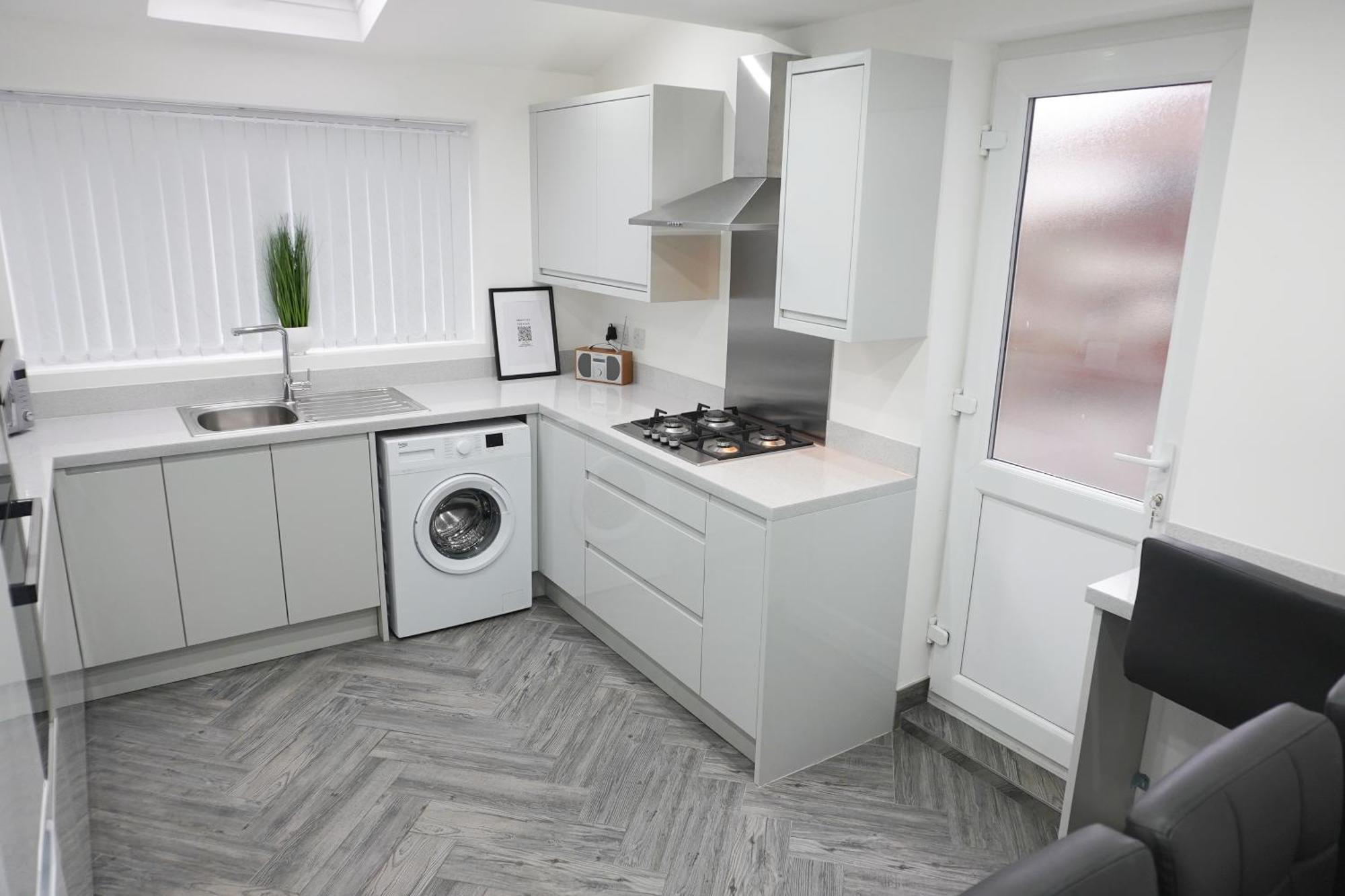 Holiday home Modern & Spacious, 4 Bedroom , 9ppl Free Wifi & Parking