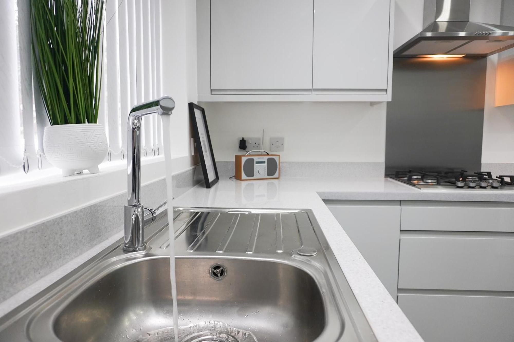 Modern & Spacious, 4 Bedroom , 9ppl Free Wifi & Parking Holiday home Liverpool