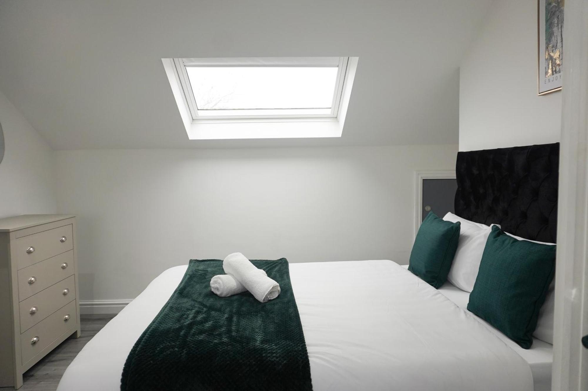 Modern & Spacious, 4 Bedroom , 9ppl Free Wifi & Parking Liverpool