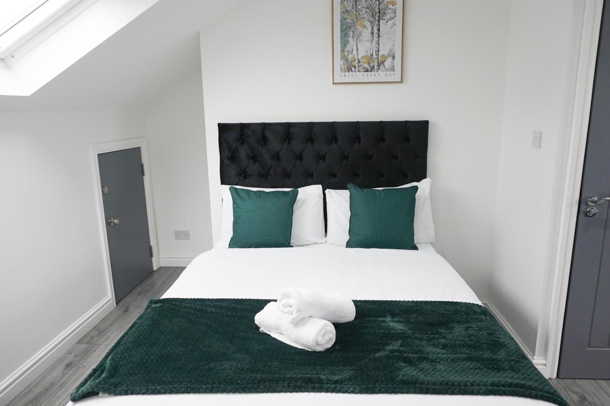 Holiday home Modern & Spacious, 4 Bedroom , 9ppl Free Wifi & Parking *