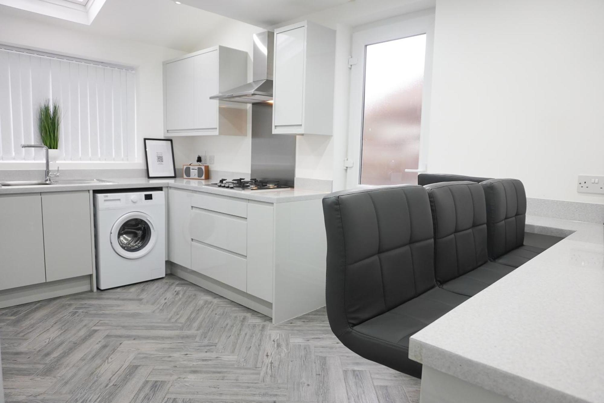 Modern & Spacious, 4 Bedroom , 9ppl Free Wifi & Parking