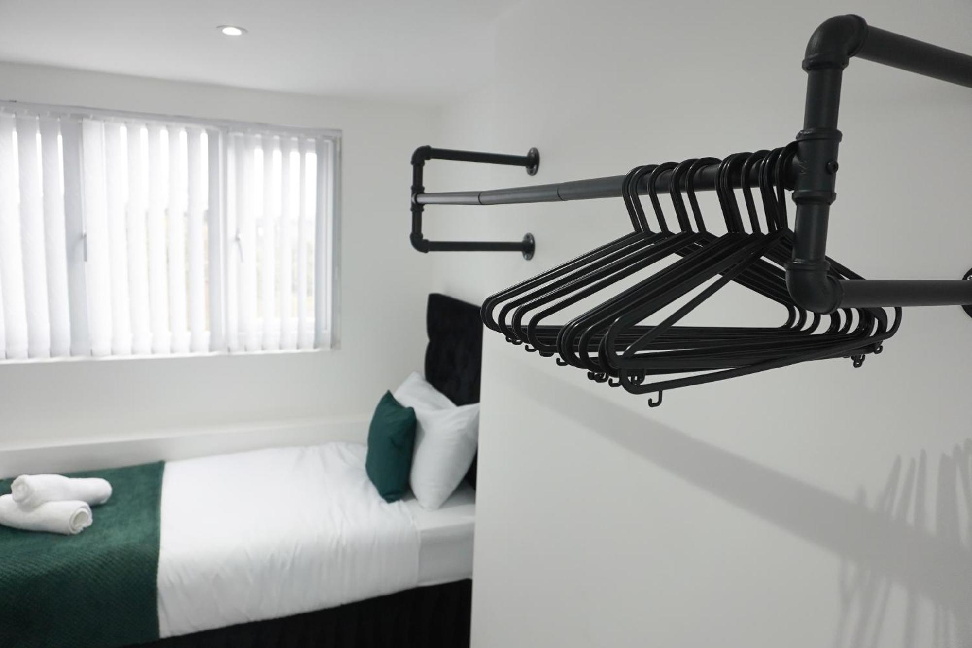 Modern & Spacious, 4 Bedroom , 9ppl Free Wifi & Parking Holiday home *