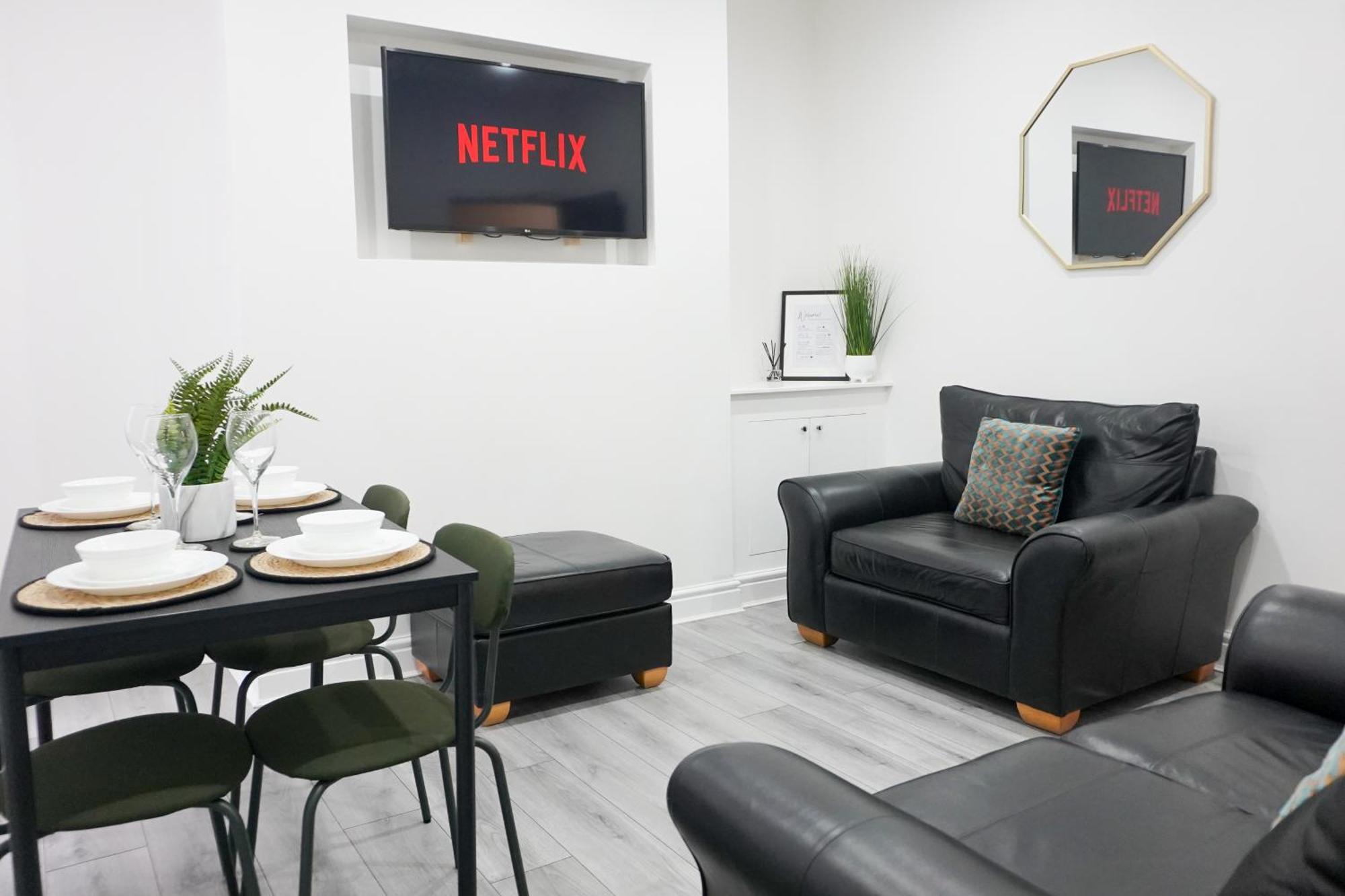 Holiday home Modern & Spacious, 4 Bedroom , 9ppl Free Wifi & Parking Liverpool