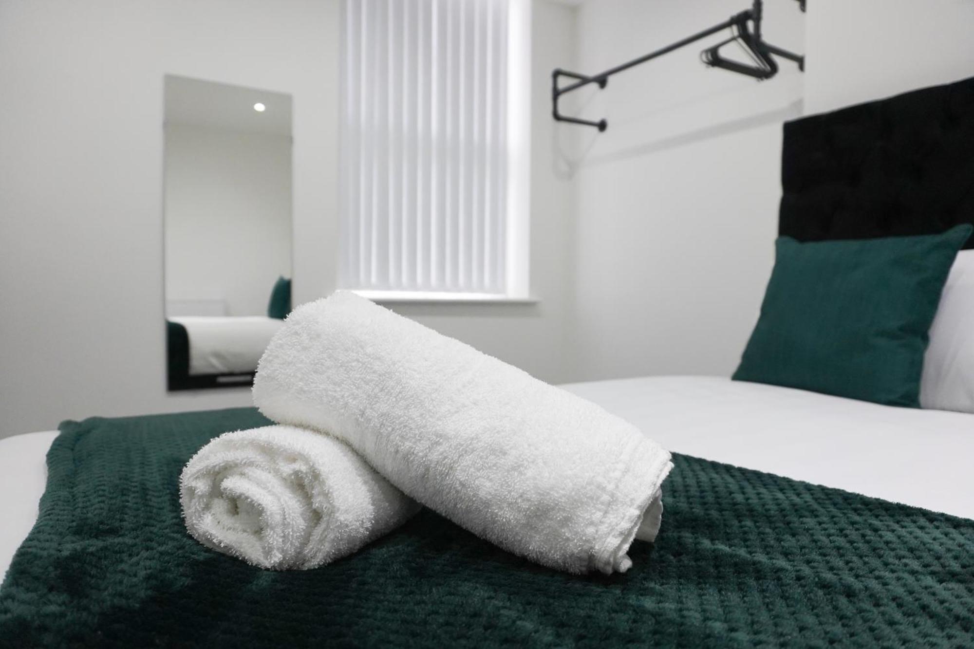 Modern & Spacious, 4 Bedroom , 9ppl Free Wifi & Parking * Liverpool