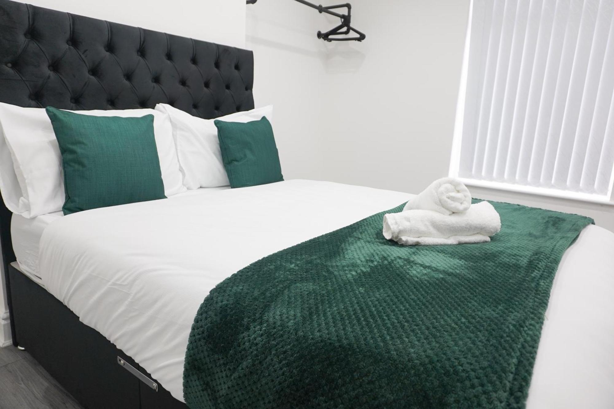 Holiday home Modern & Spacious, 4 Bedroom , 9ppl Free Wifi & Parking