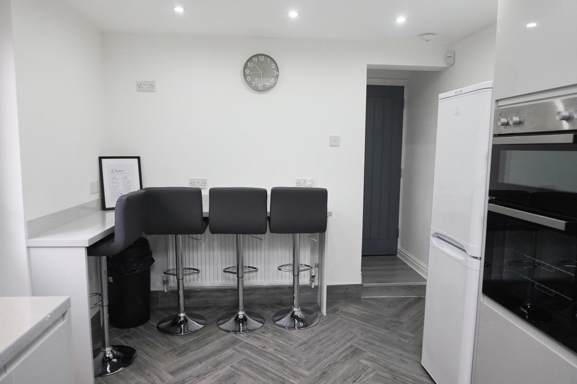 Modern & Spacious, 4 Bedroom , 9ppl Free Wifi & Parking Holiday home Liverpool