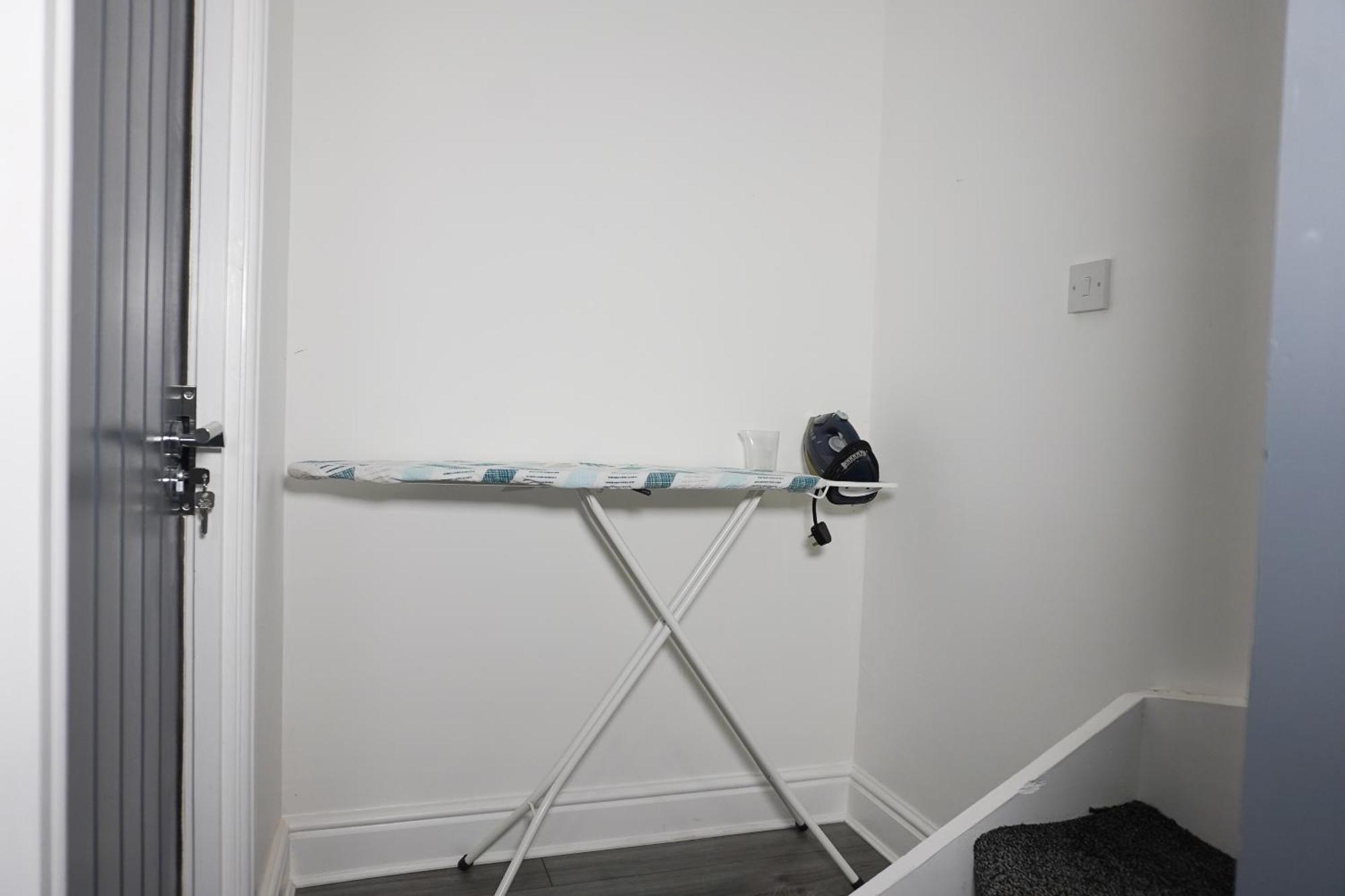 Modern & Spacious, 4 Bedroom , 9ppl Free Wifi & Parking Holiday home