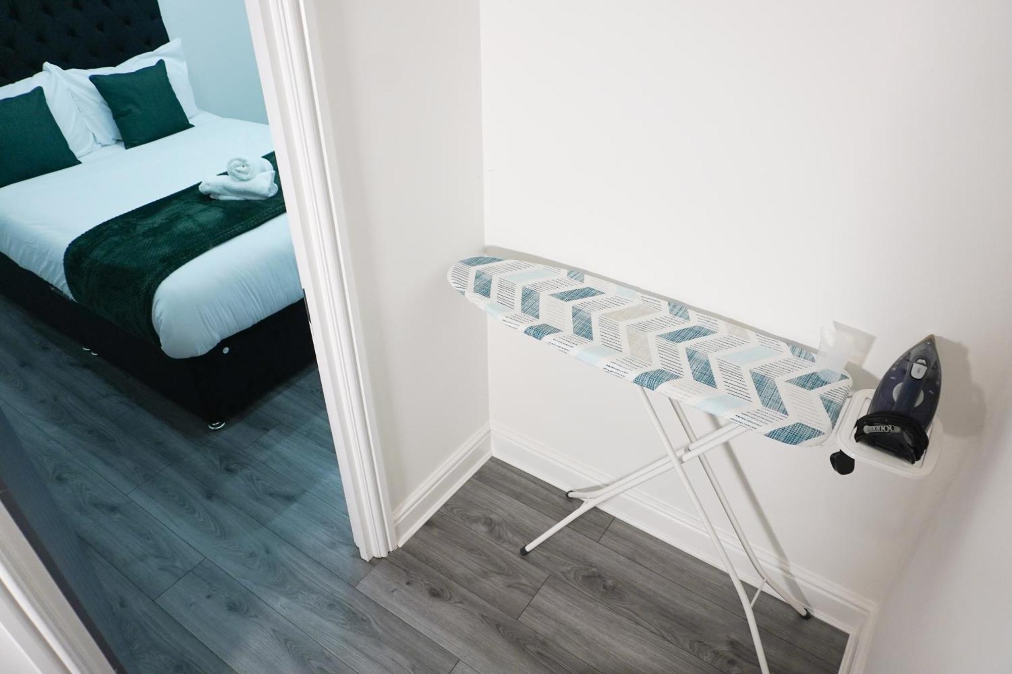Holiday home Modern & Spacious, 4 Bedroom , 9ppl Free Wifi & Parking *