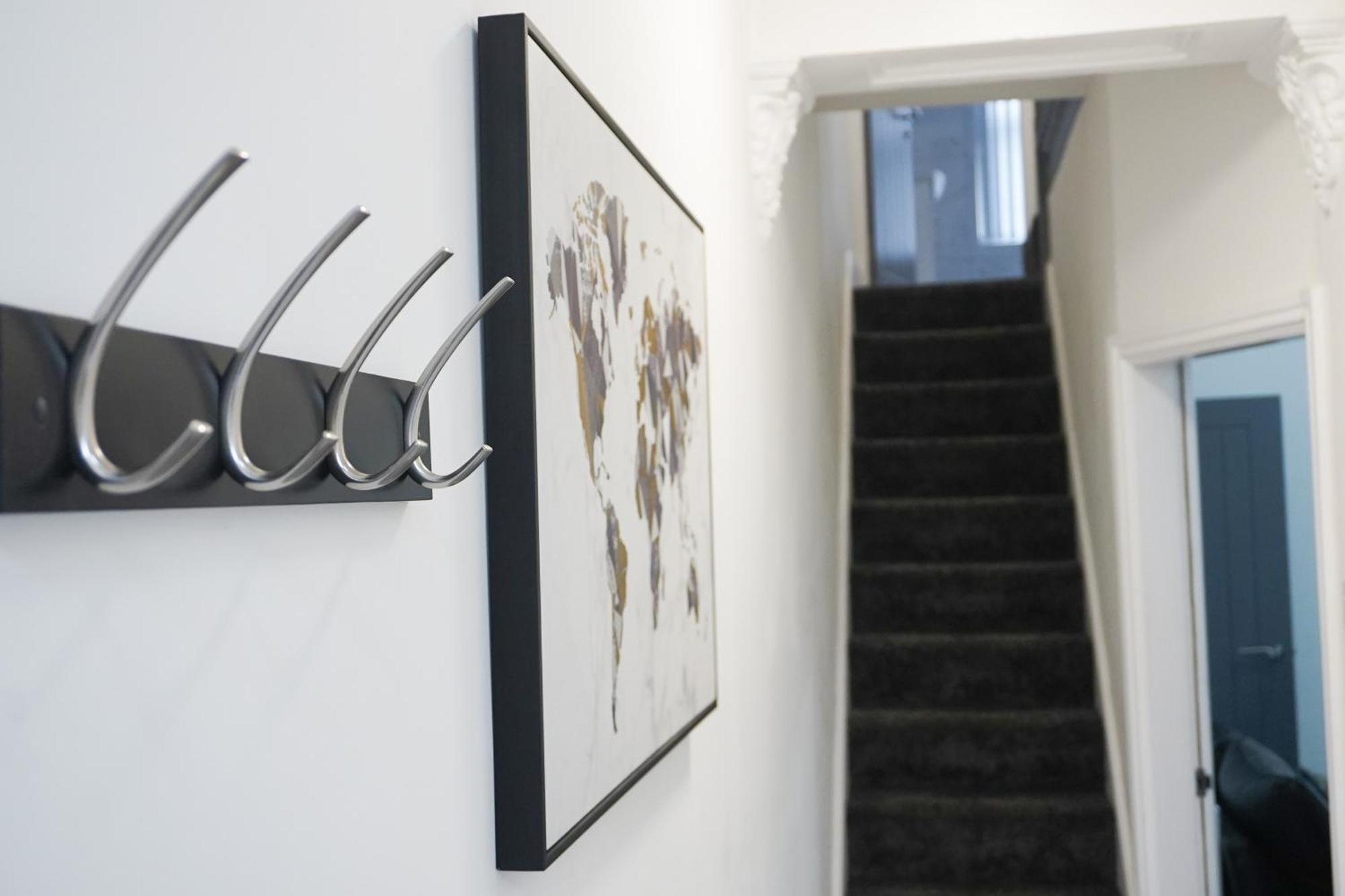 Modern & Spacious, 4 Bedroom , 9ppl Free Wifi & Parking