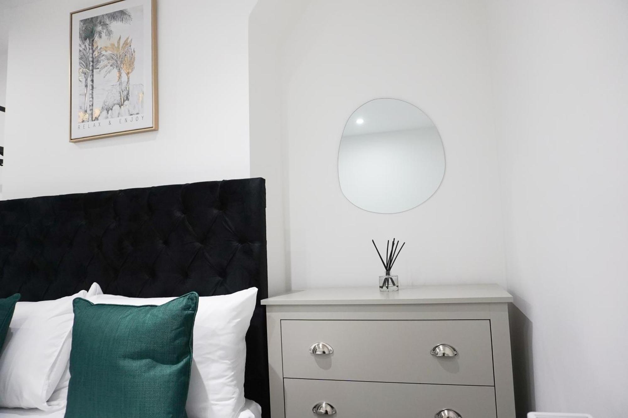 Modern & Spacious, 4 Bedroom , 9ppl Free Wifi & Parking Holiday home *