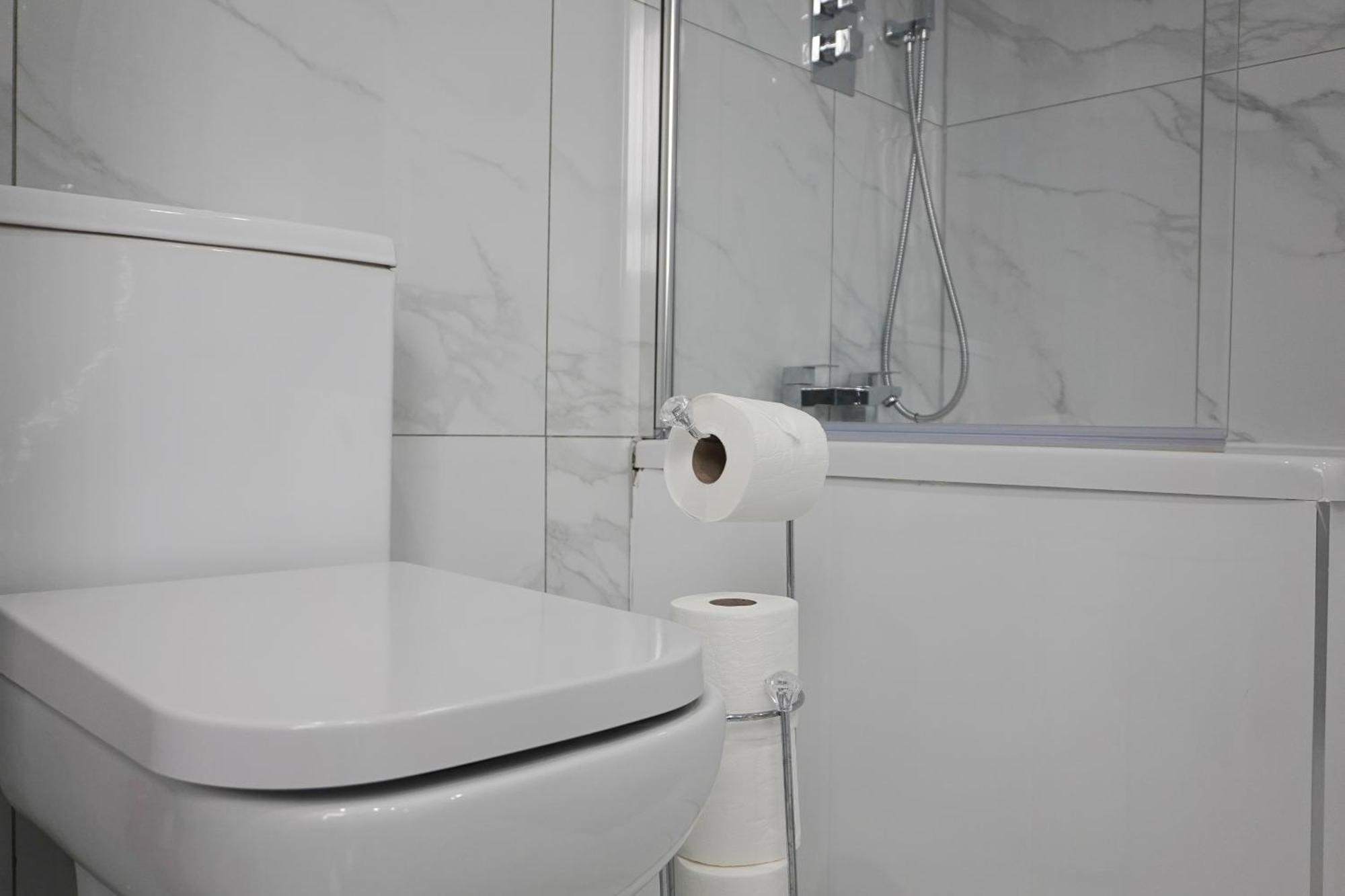 Holiday home Modern & Spacious, 4 Bedroom , 9ppl Free Wifi & Parking Liverpool