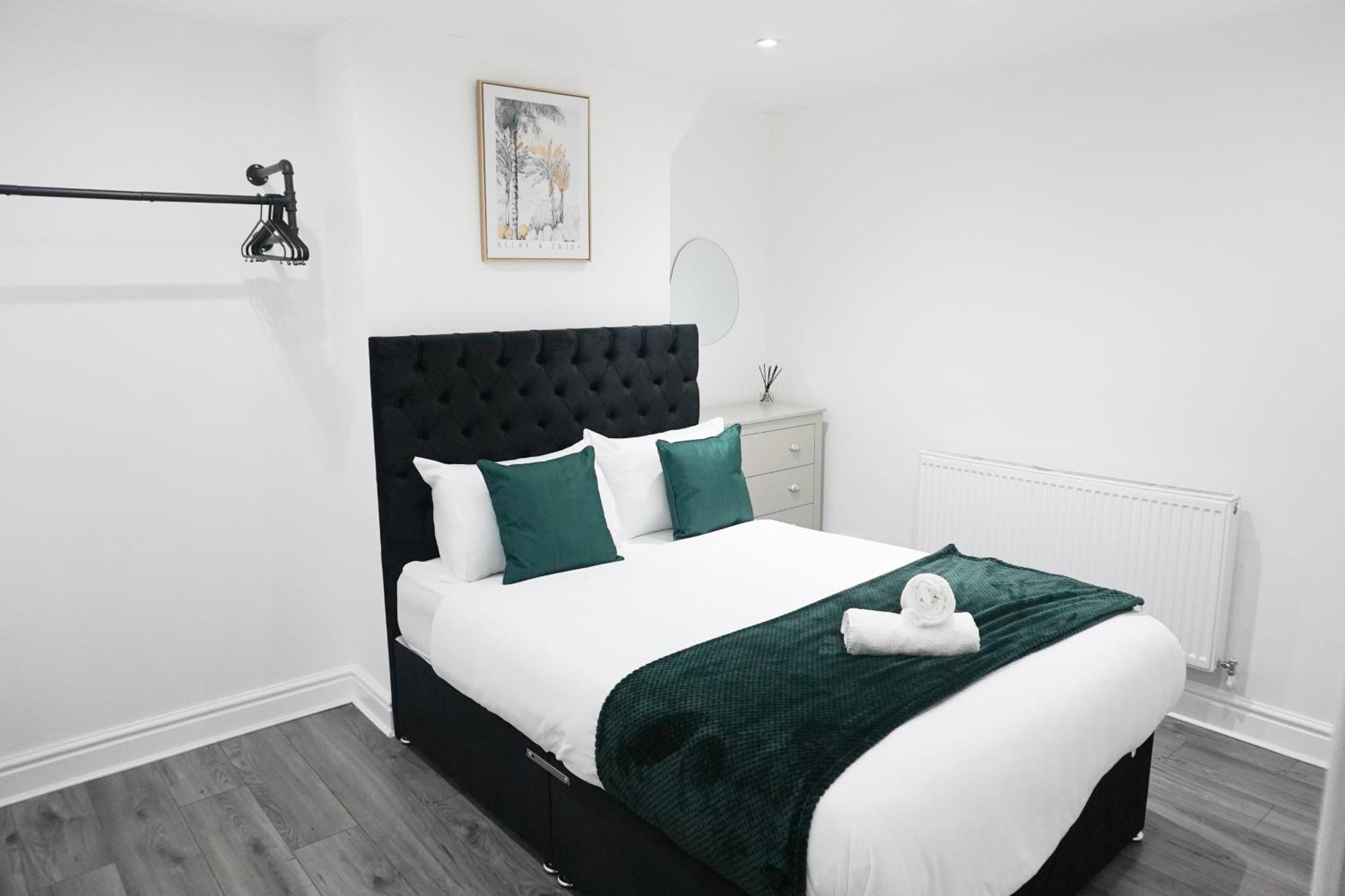 Modern & Spacious, 4 Bedroom , 9ppl Free Wifi & Parking Liverpool