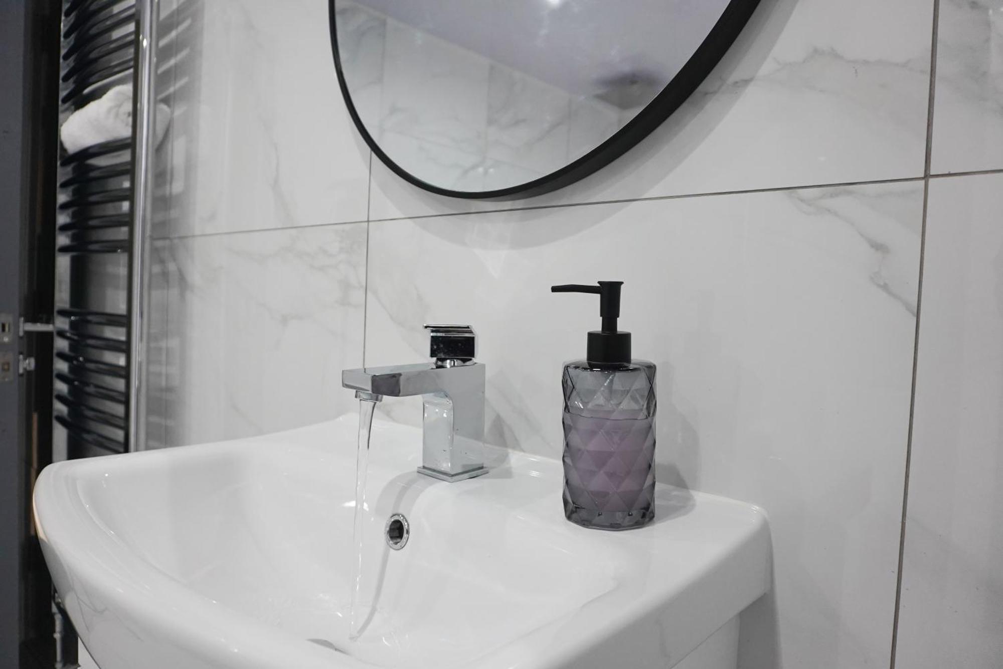 Modern & Spacious, 4 Bedroom , 9ppl Free Wifi & Parking Holiday home
