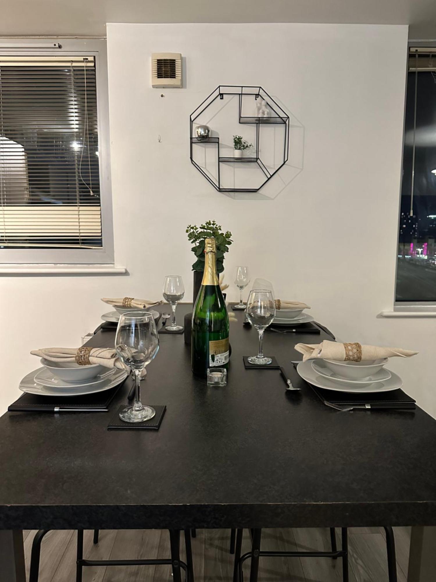 Centre 2 Bed Free Parking Apartment