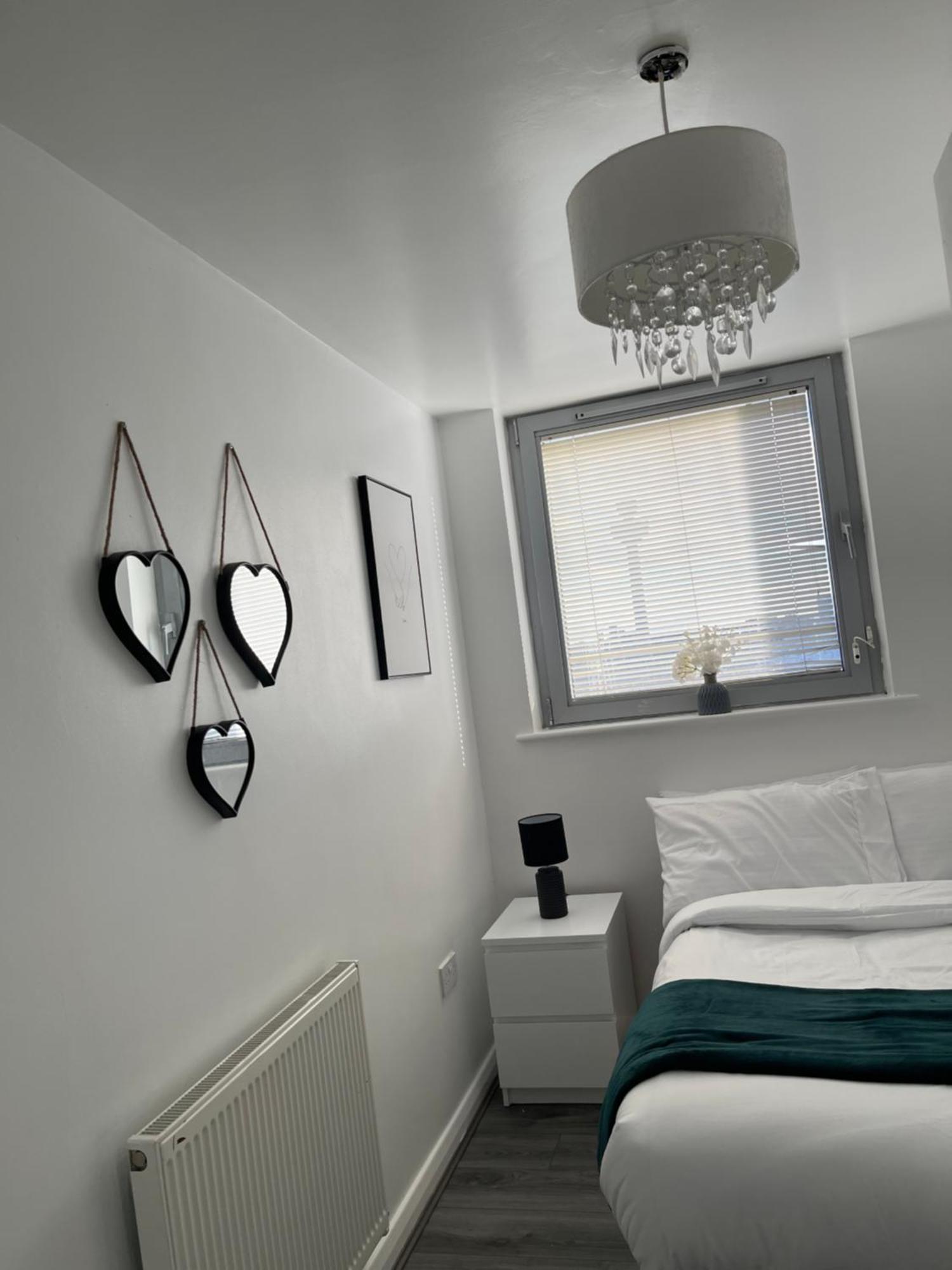 Centre 2 Bed Free Parking Apartment *