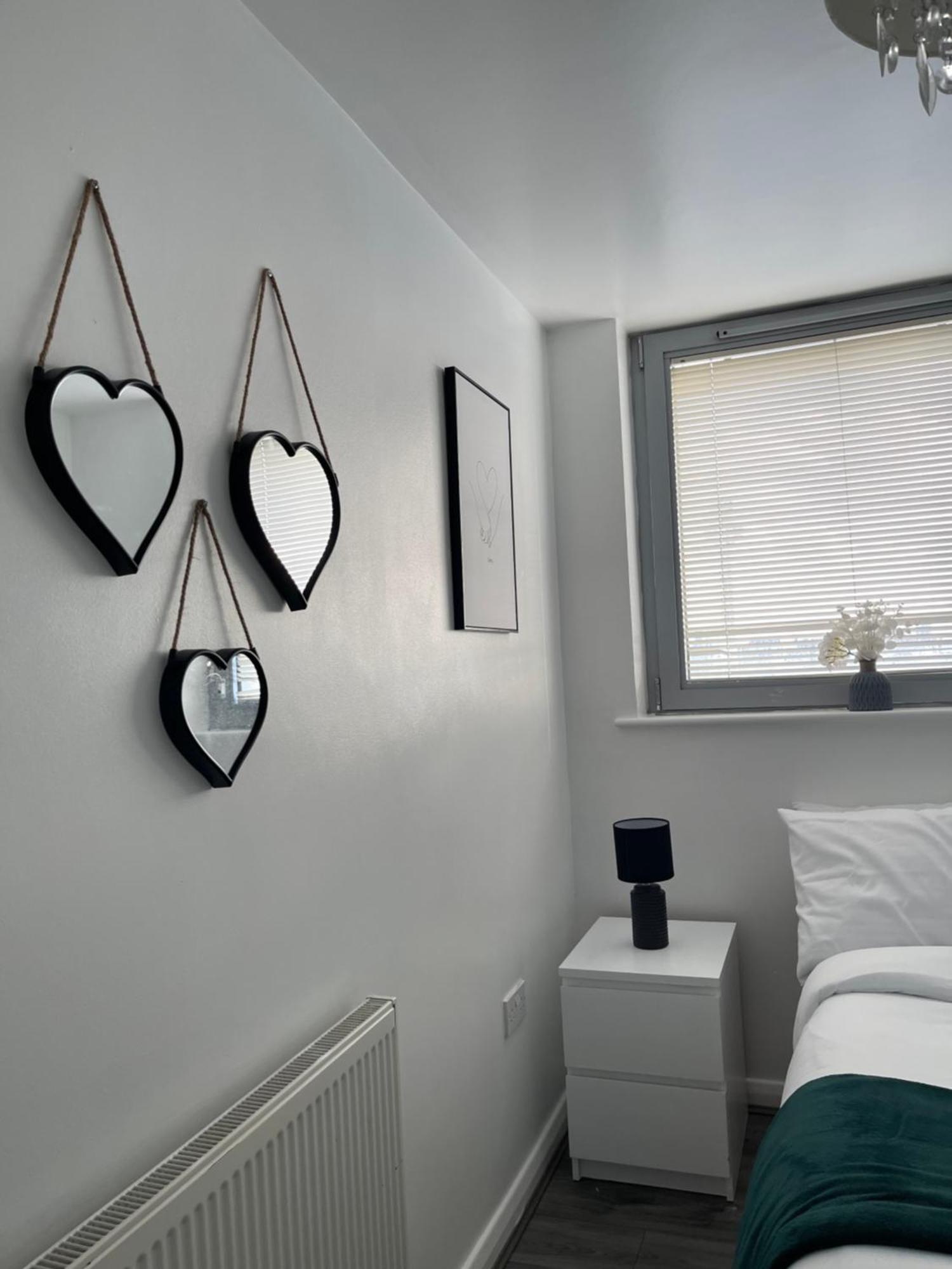 Centre 2 Bed Free Parking Apartment