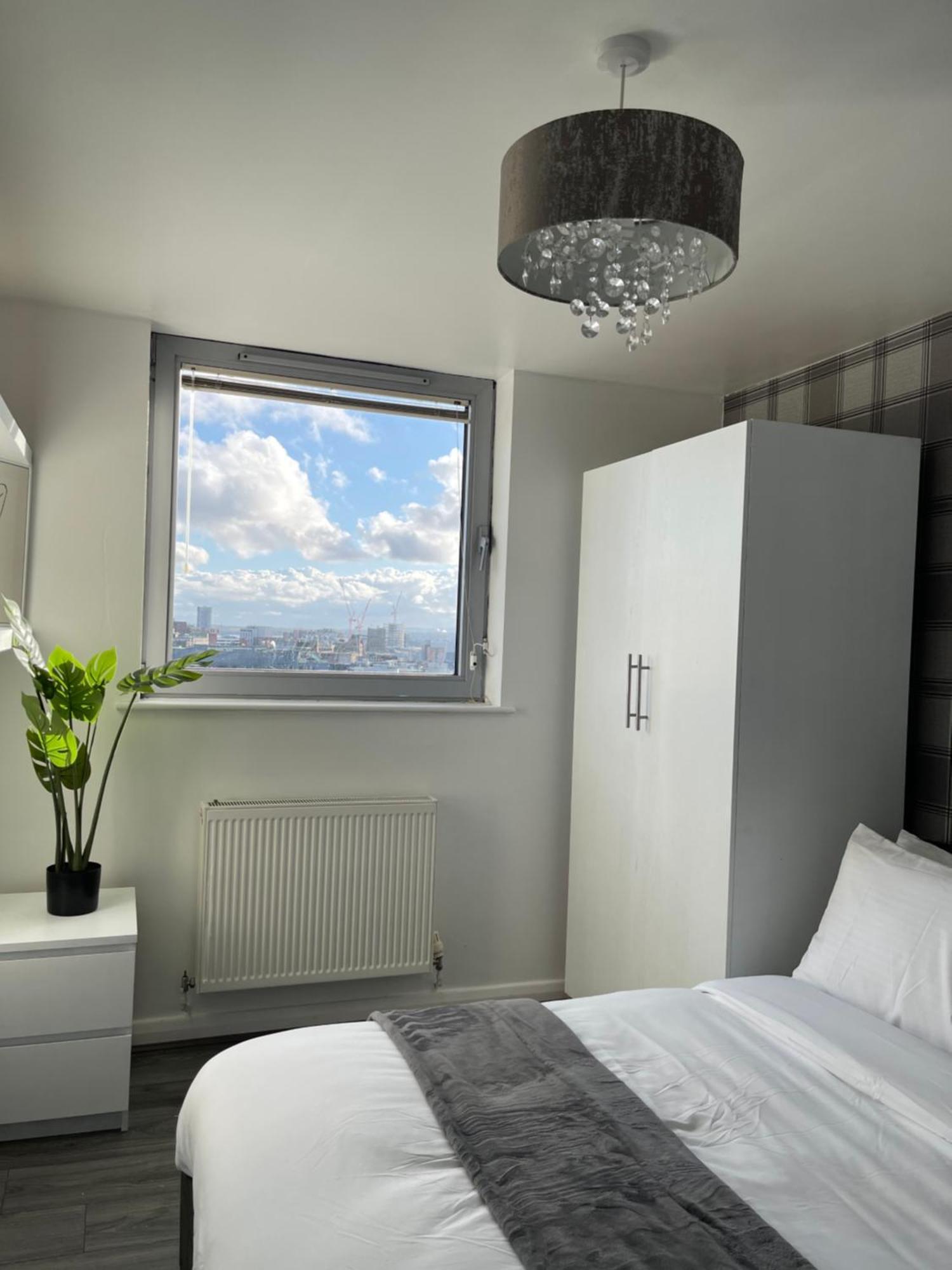 Centre 2 Bed Free Parking Apartment