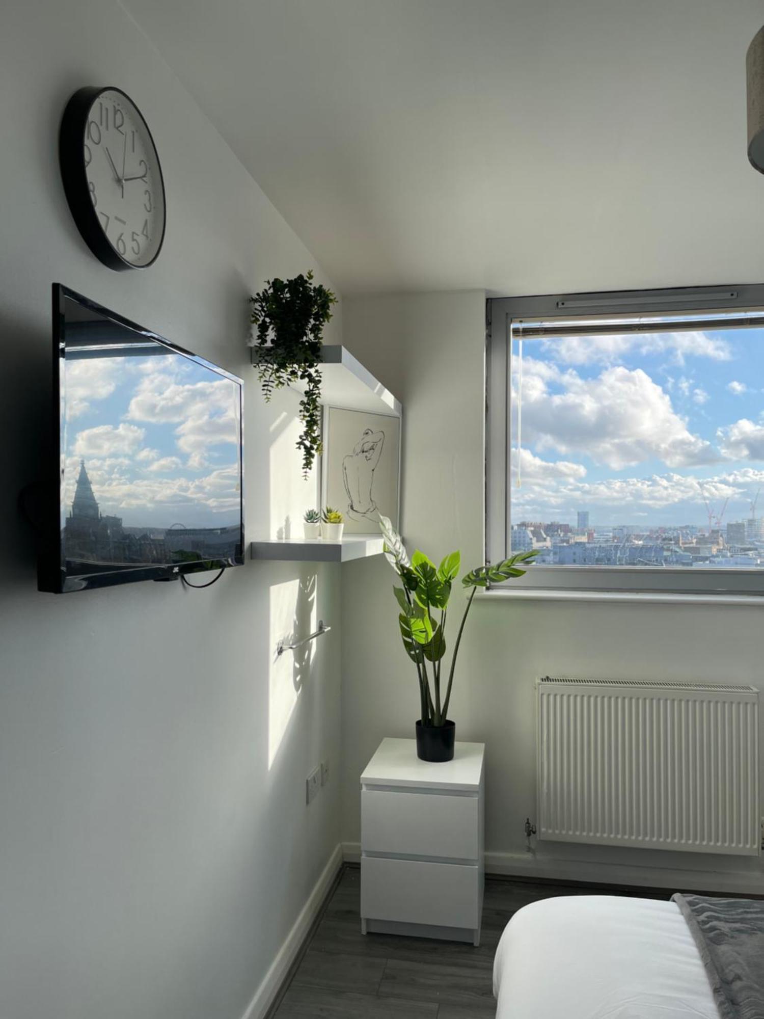 Centre 2 Bed Free Parking Apartment