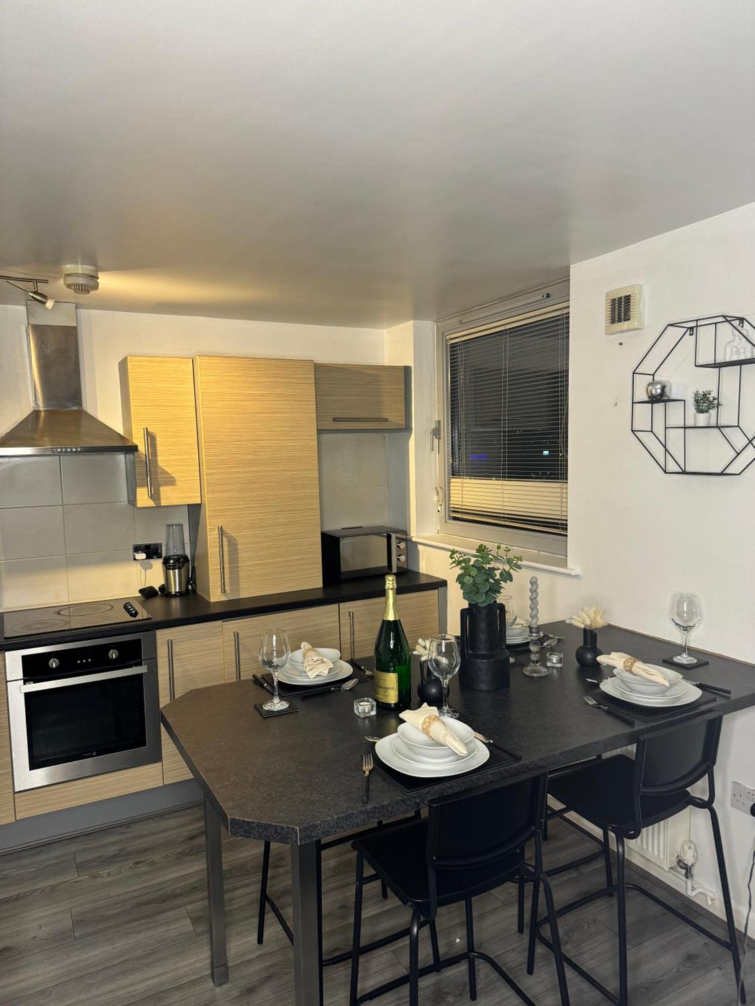 Centre 2 Bed Free Parking Apartment *