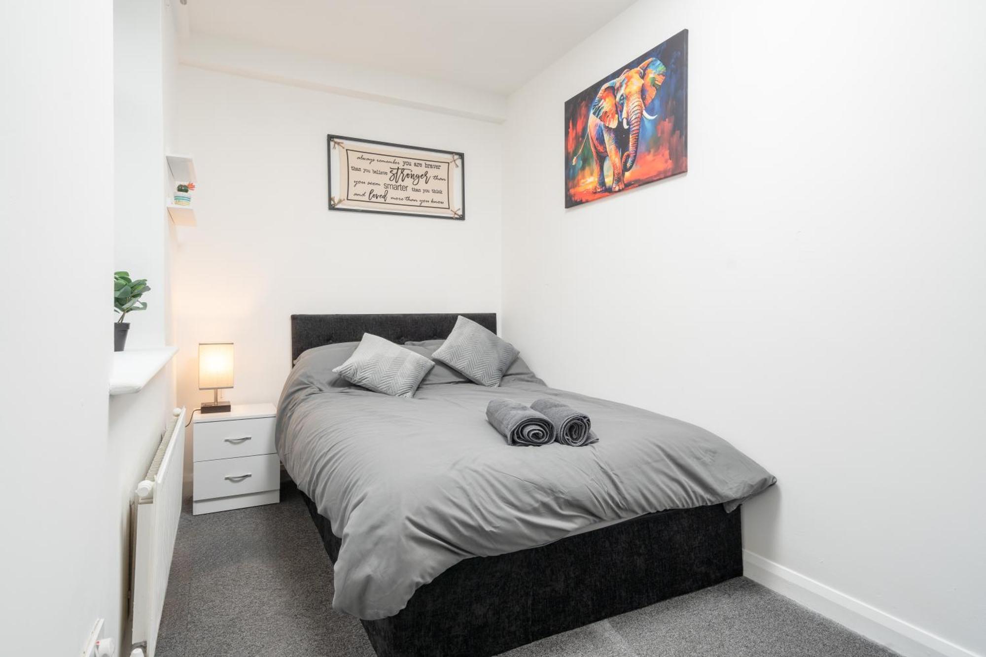 Large - Free Nearby Parking Apartment Liverpool