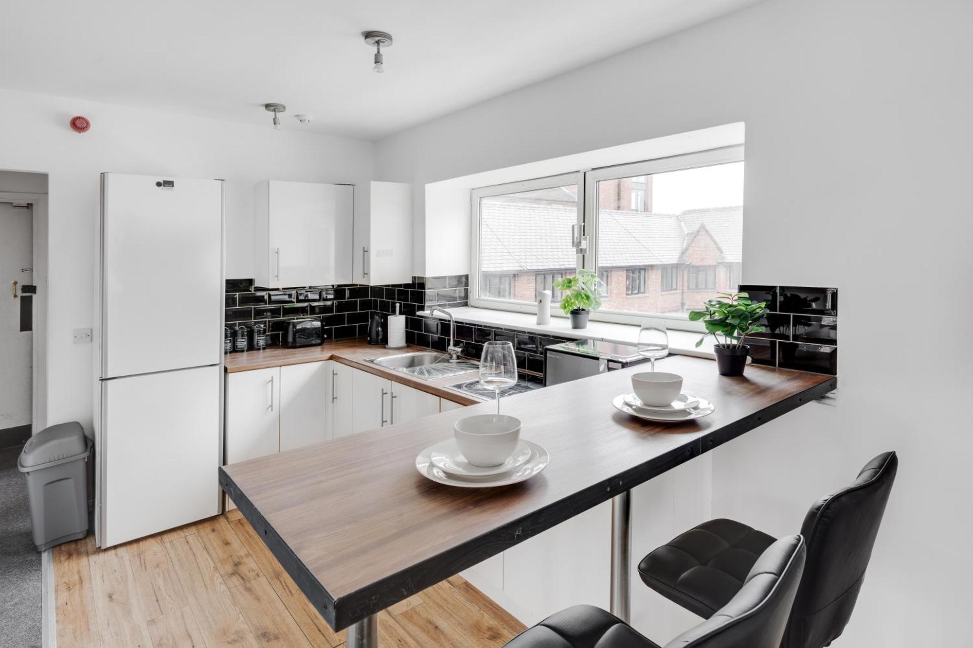Large - Free Nearby Parking Apartment Liverpool