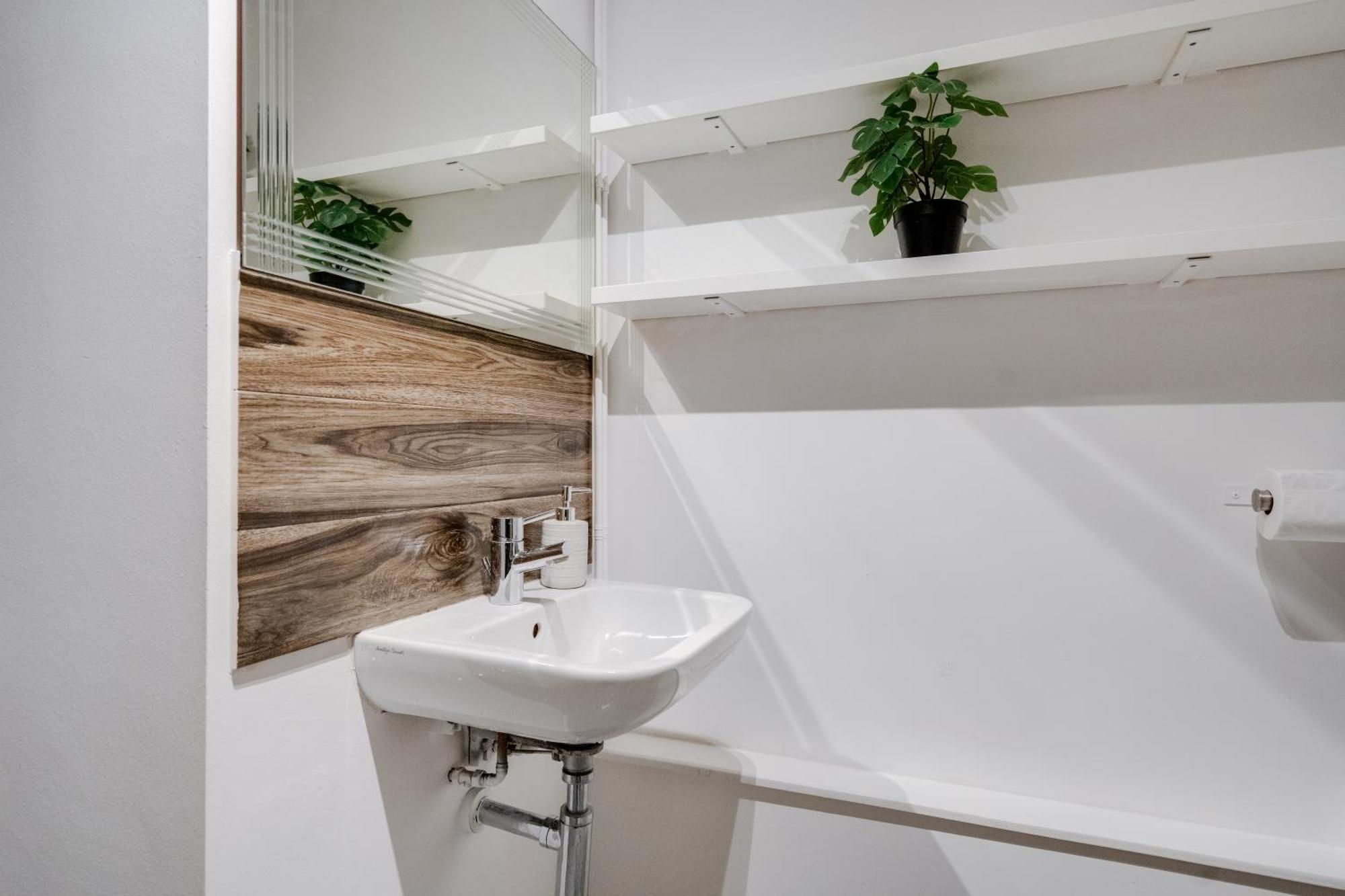 Large - Free Nearby Parking Apartment