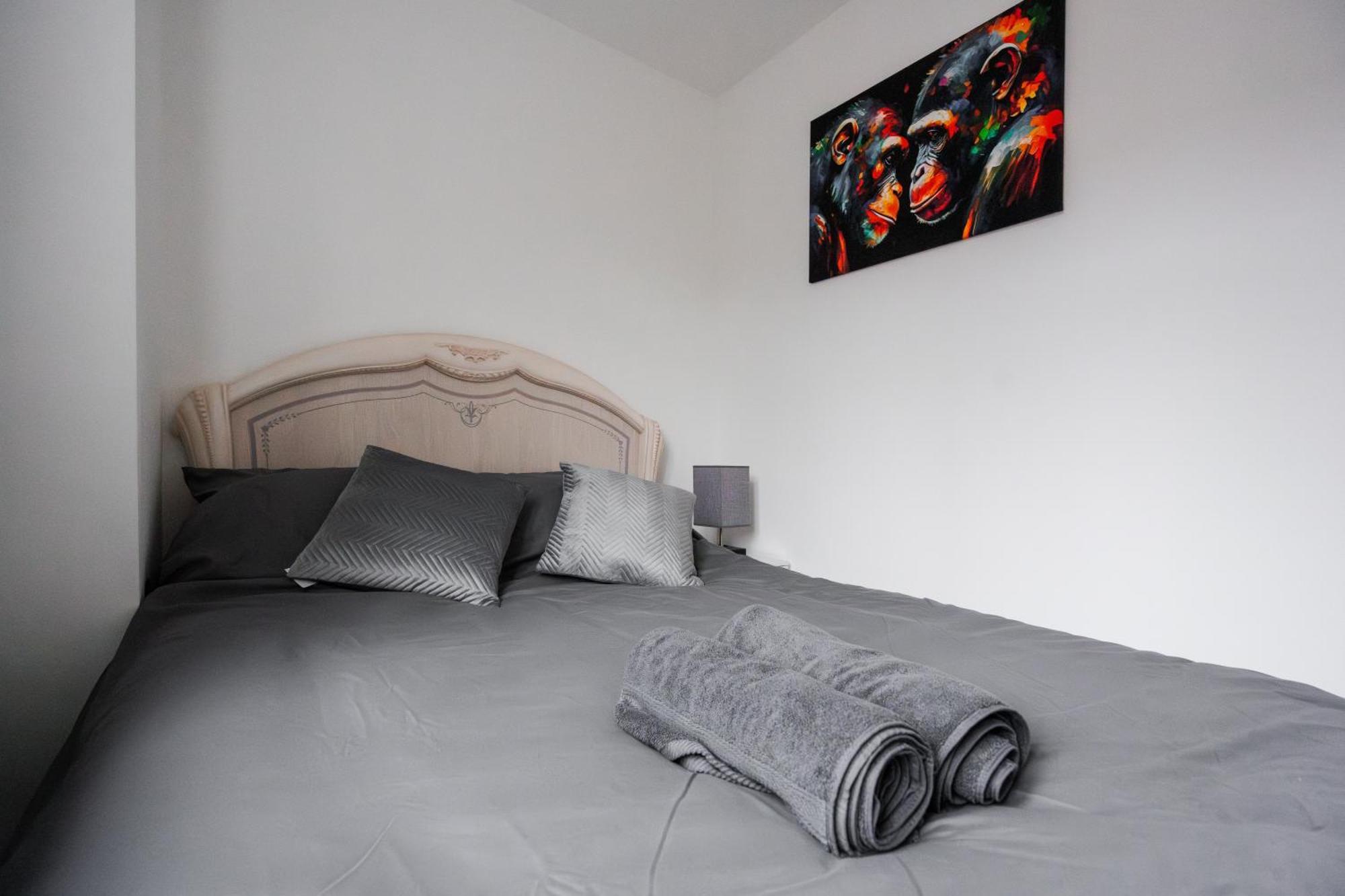 Large - Free Nearby Parking Apartment *