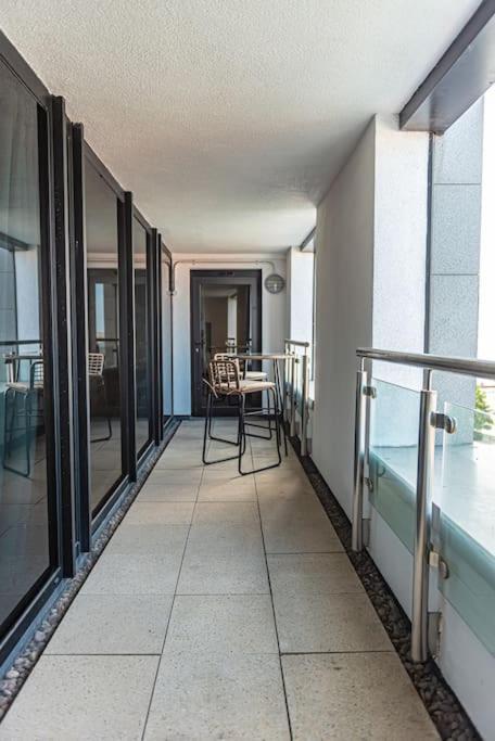 Open Balcony River View! Wow Apartment