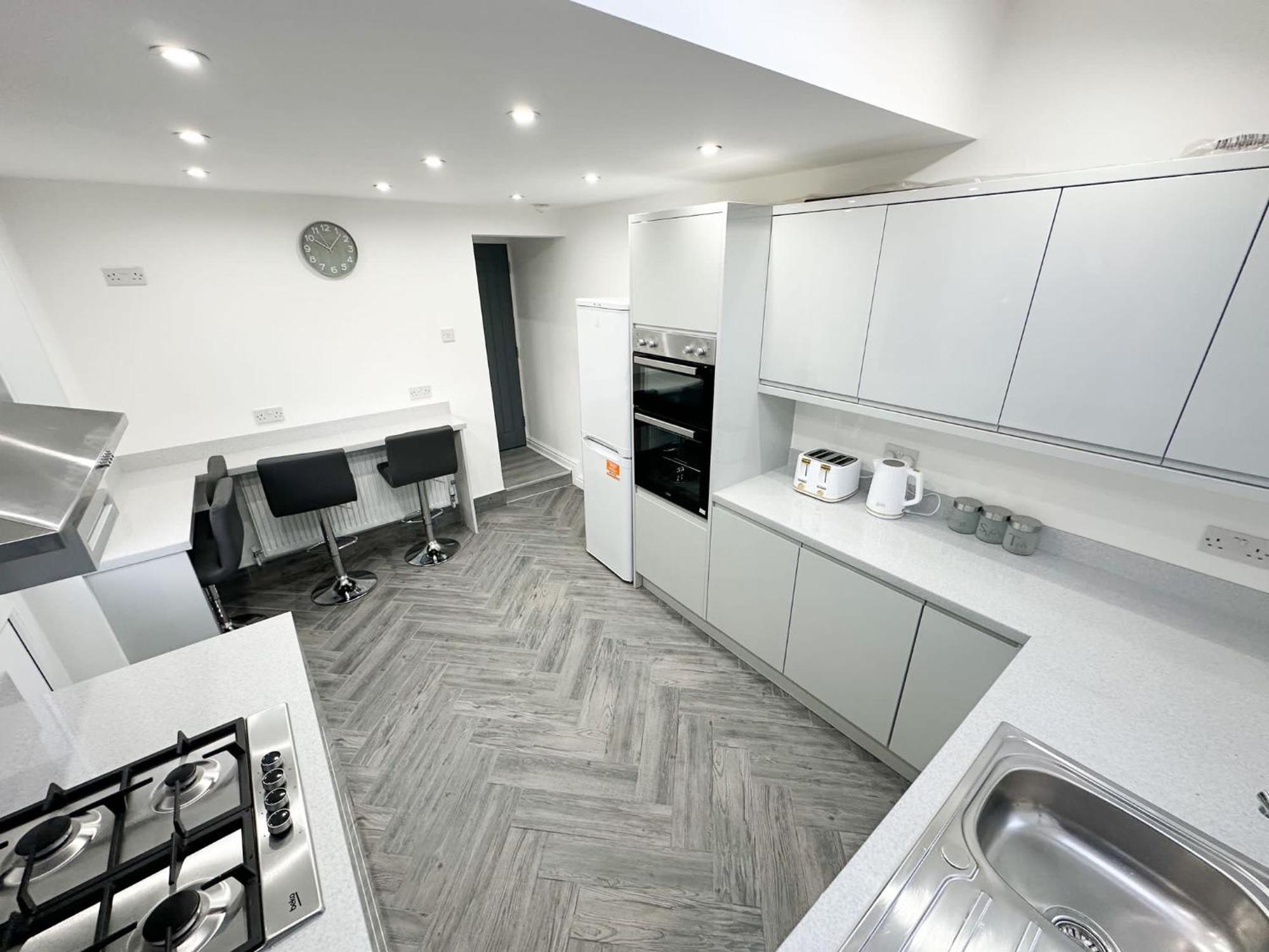 Holiday home Modern & Spacious, 4 Bedroom , 9ppl Free Wifi & Parking