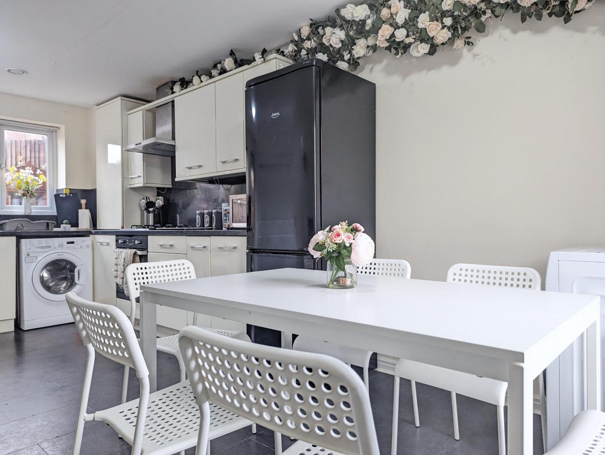 Large 4-bedrooms & 3 Bath Townhouse, Free Parking * Liverpool