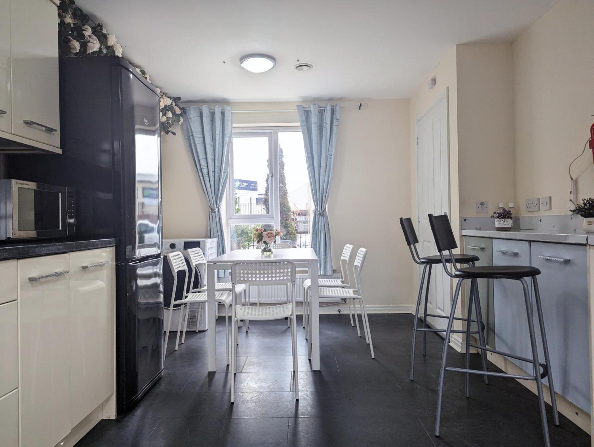 Large 4-bedrooms & 3 Bath Townhouse, Free Parking Liverpool