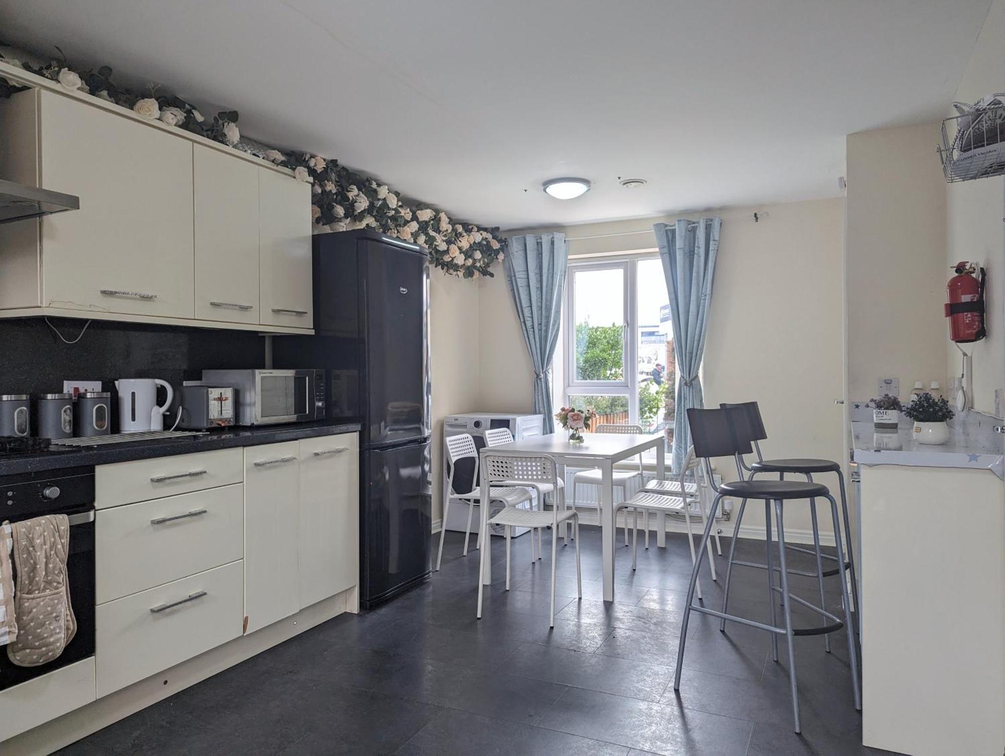Holiday home Large 4-bedrooms & 3 Bath Townhouse, Free Parking *