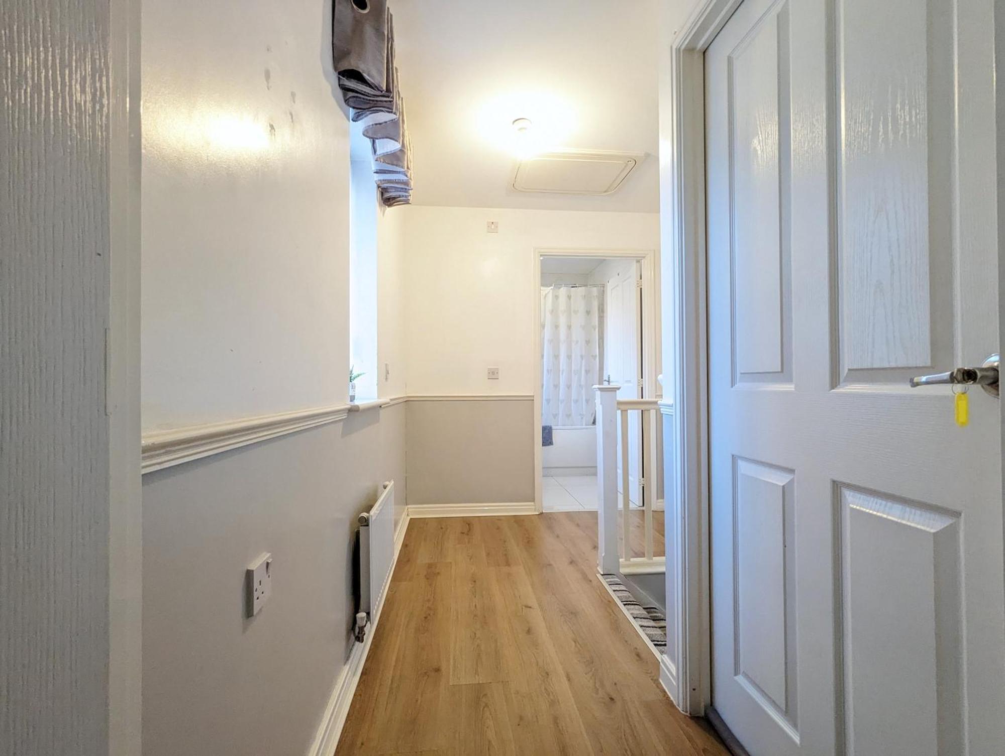 Large 4-bedrooms & 3 Bath Townhouse, Free Parking *