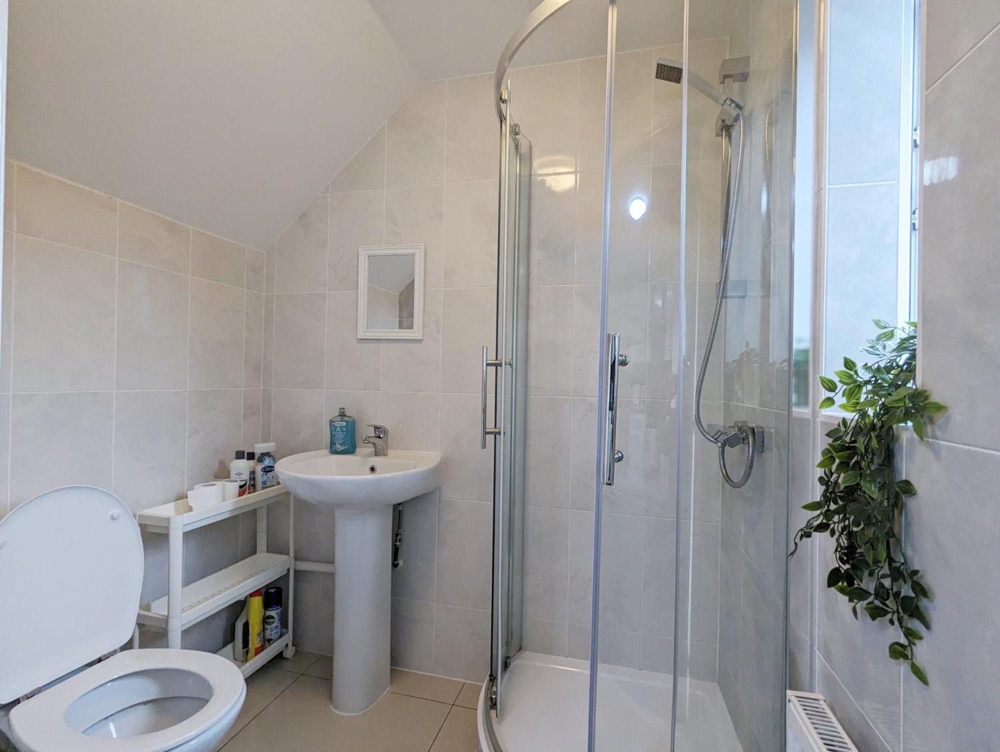 Large 4-bedrooms & 3 Bath Townhouse, Free Parking Liverpool