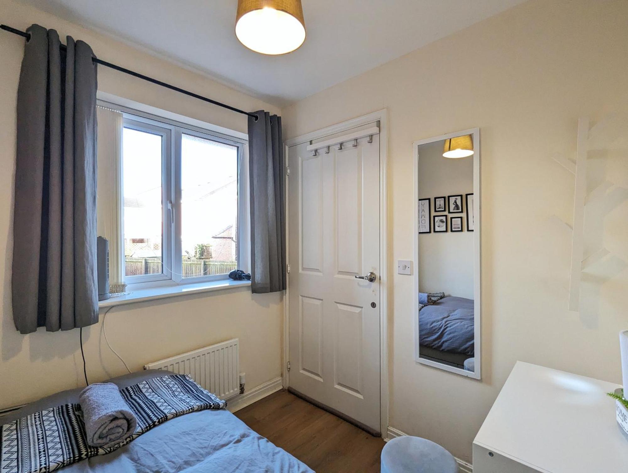 Large 4-bedrooms & 3 Bath Townhouse, Free Parking *