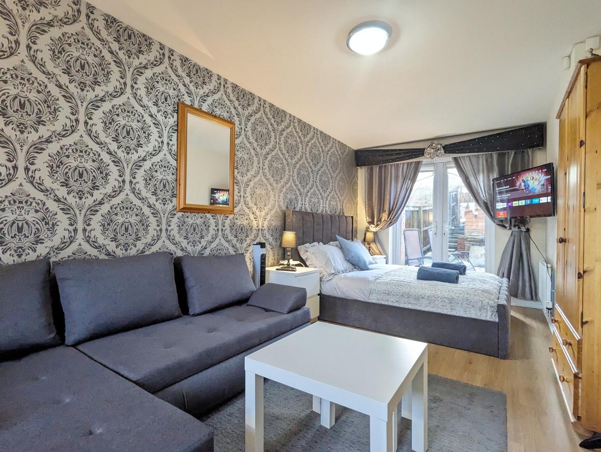 Large 4-bedrooms & 3 Bath Townhouse, Free Parking Liverpool