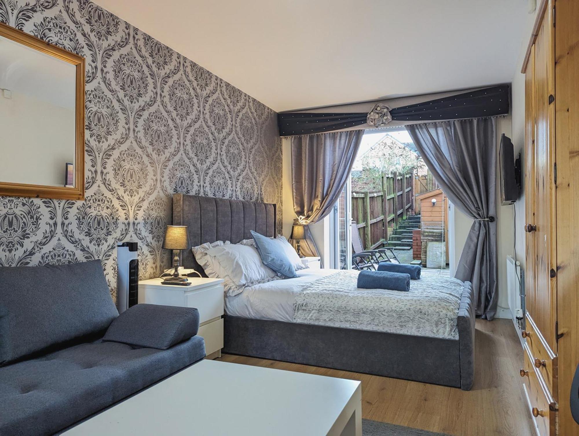 Large 4-bedrooms & 3 Bath Townhouse, Free Parking Holiday home Liverpool