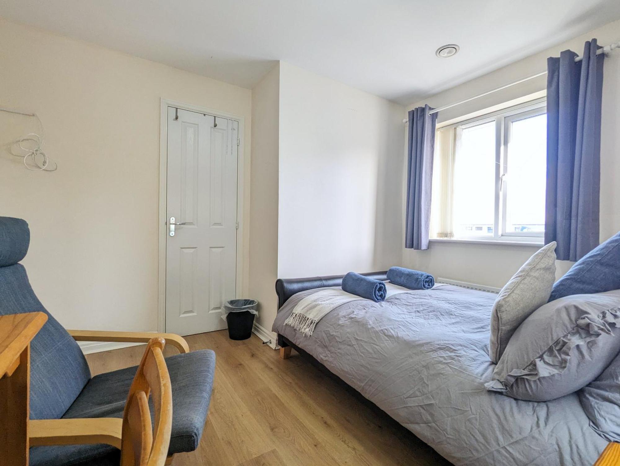 Large 4-bedrooms & 3 Bath Townhouse, Free Parking