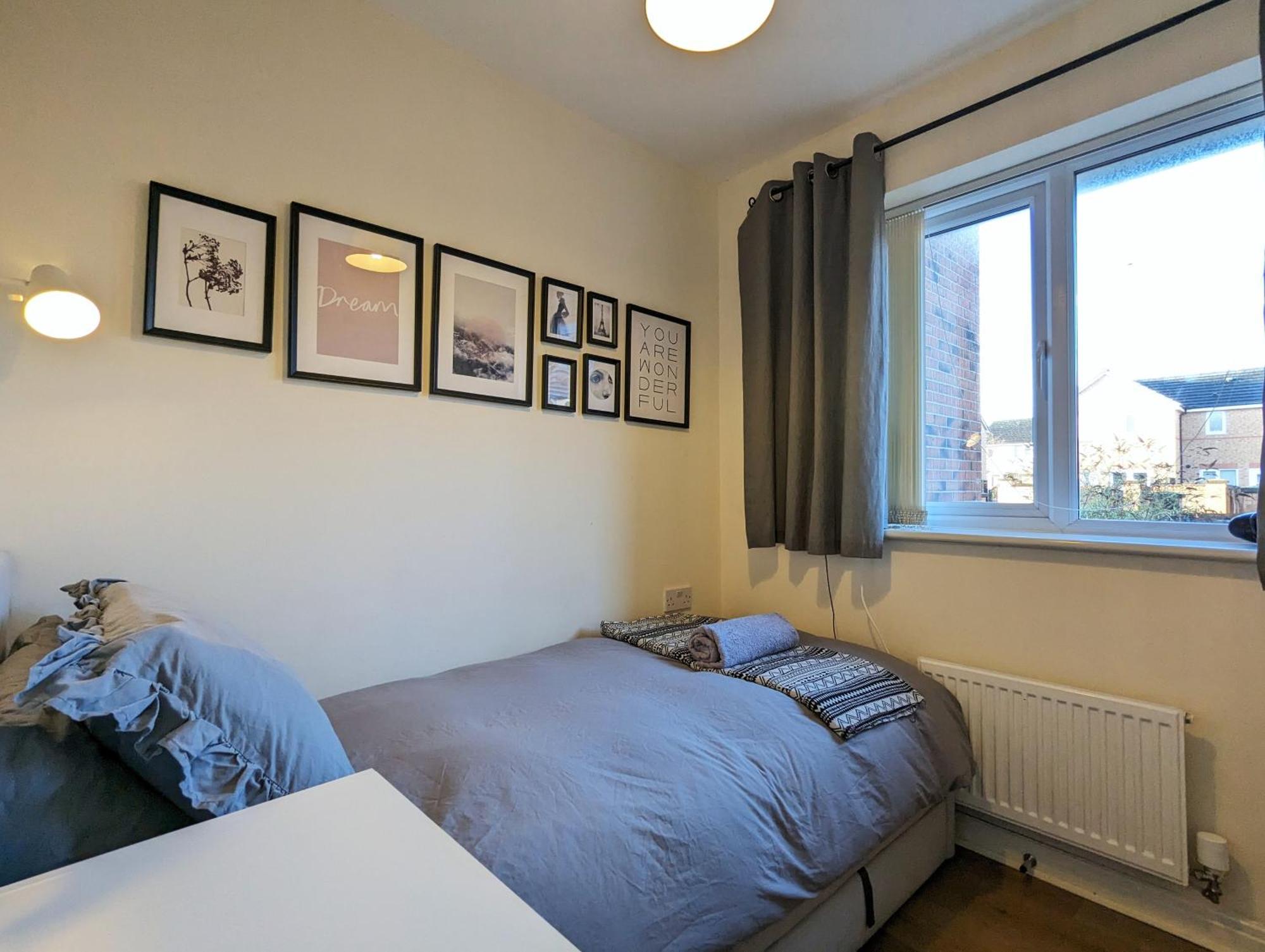 Large 4-bedrooms & 3 Bath Townhouse, Free Parking * Liverpool