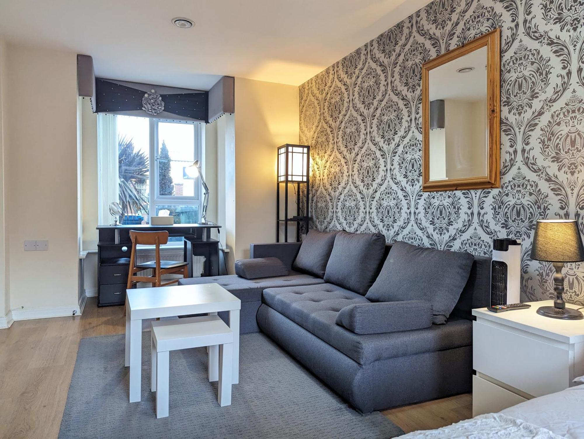 Large 4-bedrooms & 3 Bath Townhouse, Free Parking * Liverpool