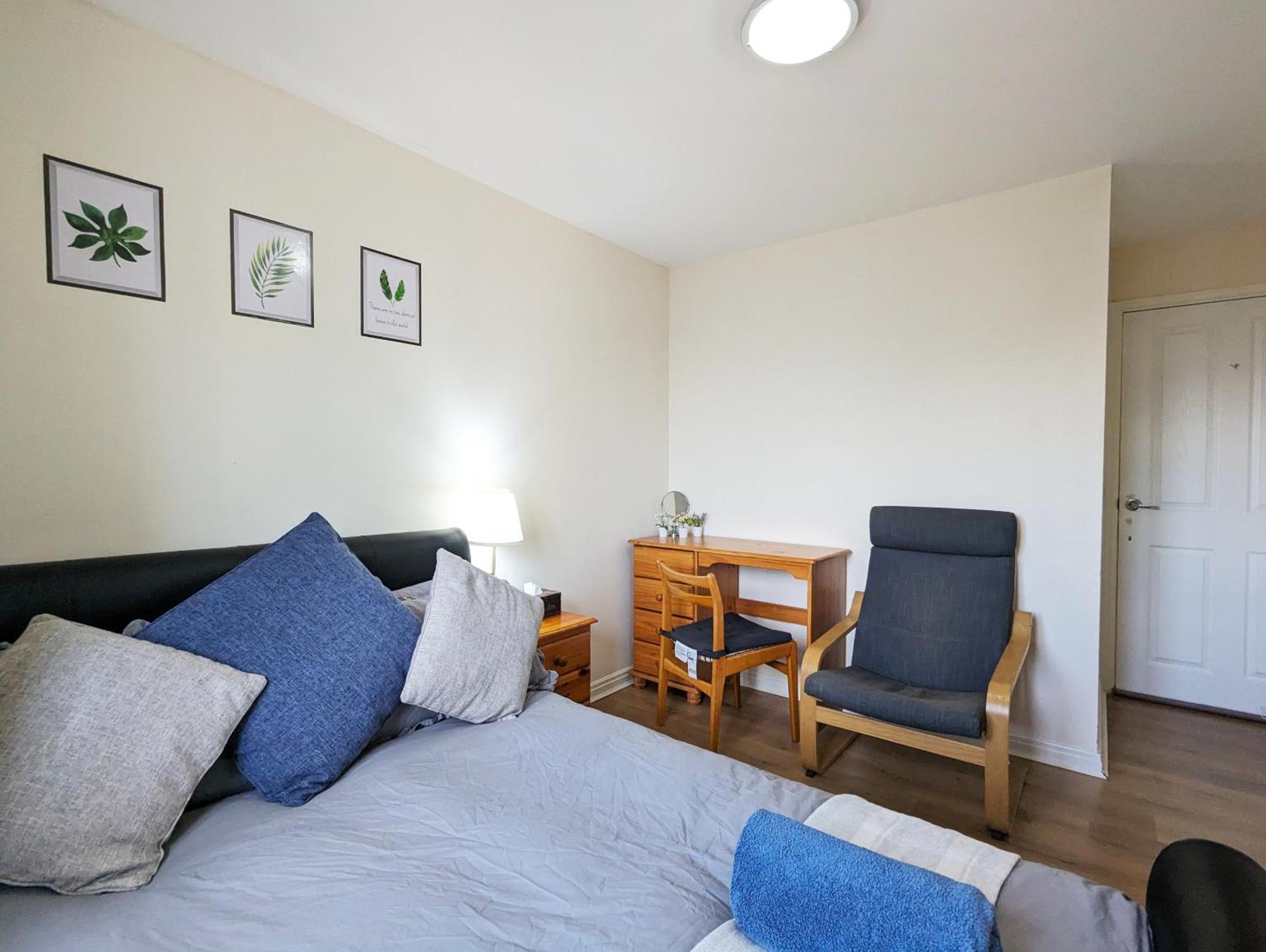 Large 4-bedrooms & 3 Bath Townhouse, Free Parking Holiday home Liverpool
