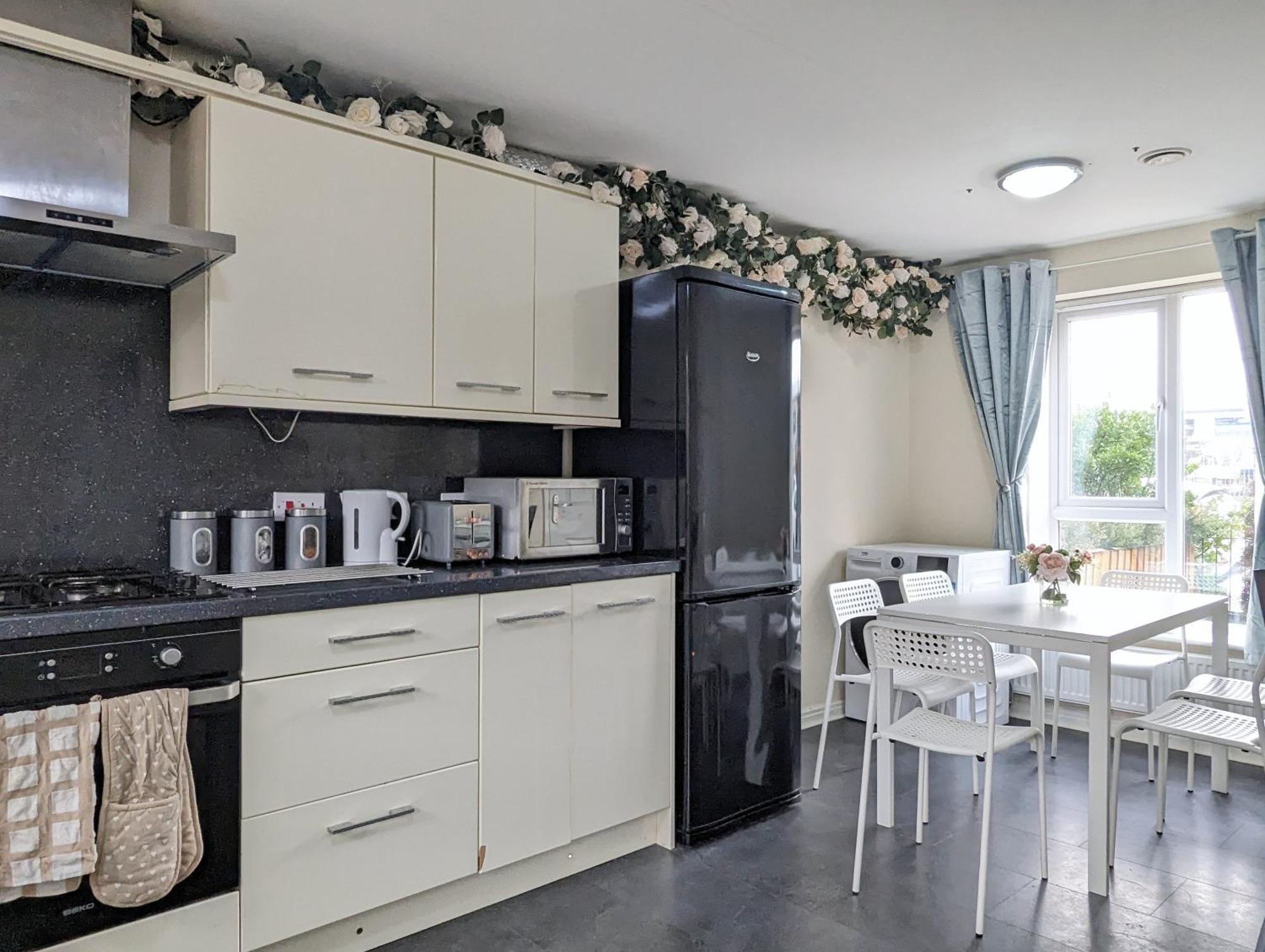 Holiday home Large 4-bedrooms & 3 Bath Townhouse, Free Parking