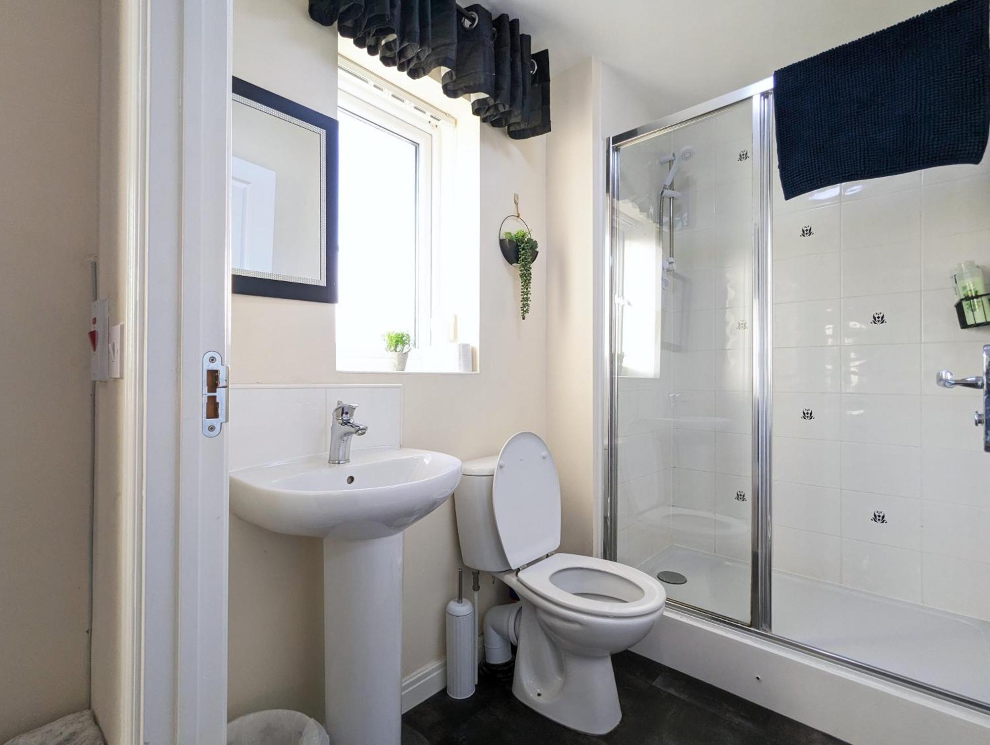 Large 4-bedrooms & 3 Bath Townhouse, Free Parking Holiday home Liverpool